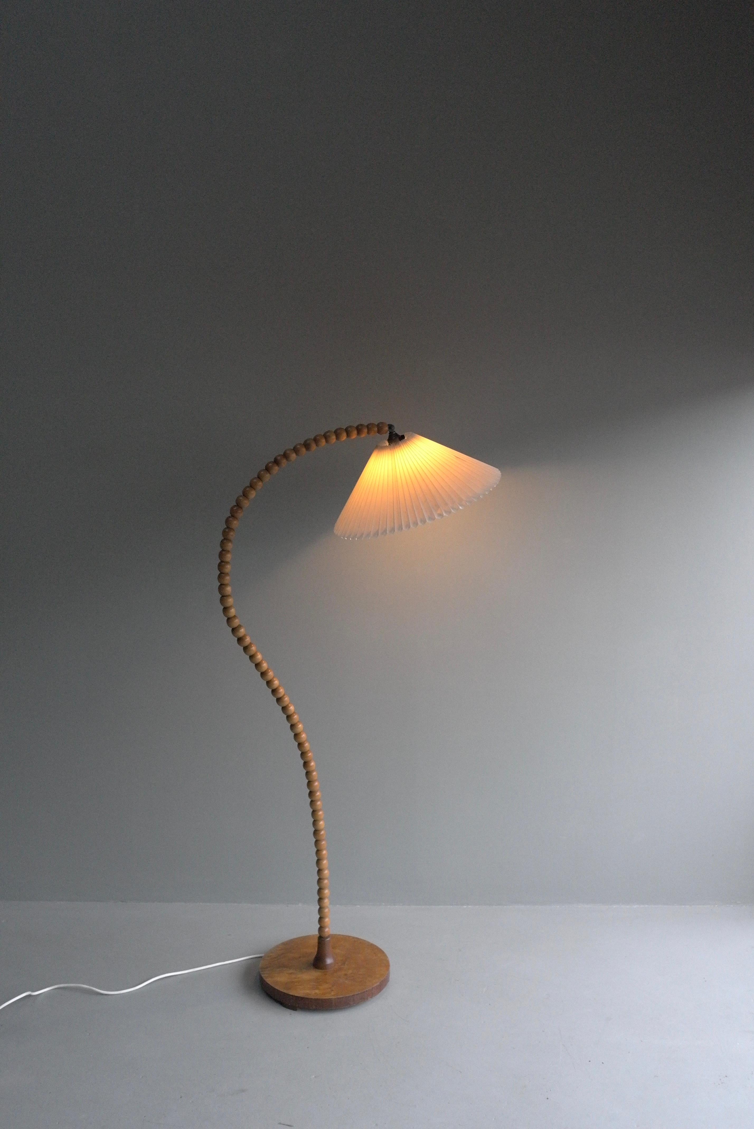 Lampadaire sculptural incurvé en bois de noyer Art déco, France, années 1940 2