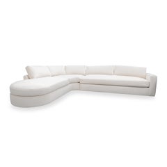 Divano componibile curvo con chaise longue arrotondata in bouclé color avorio, personalizzabile