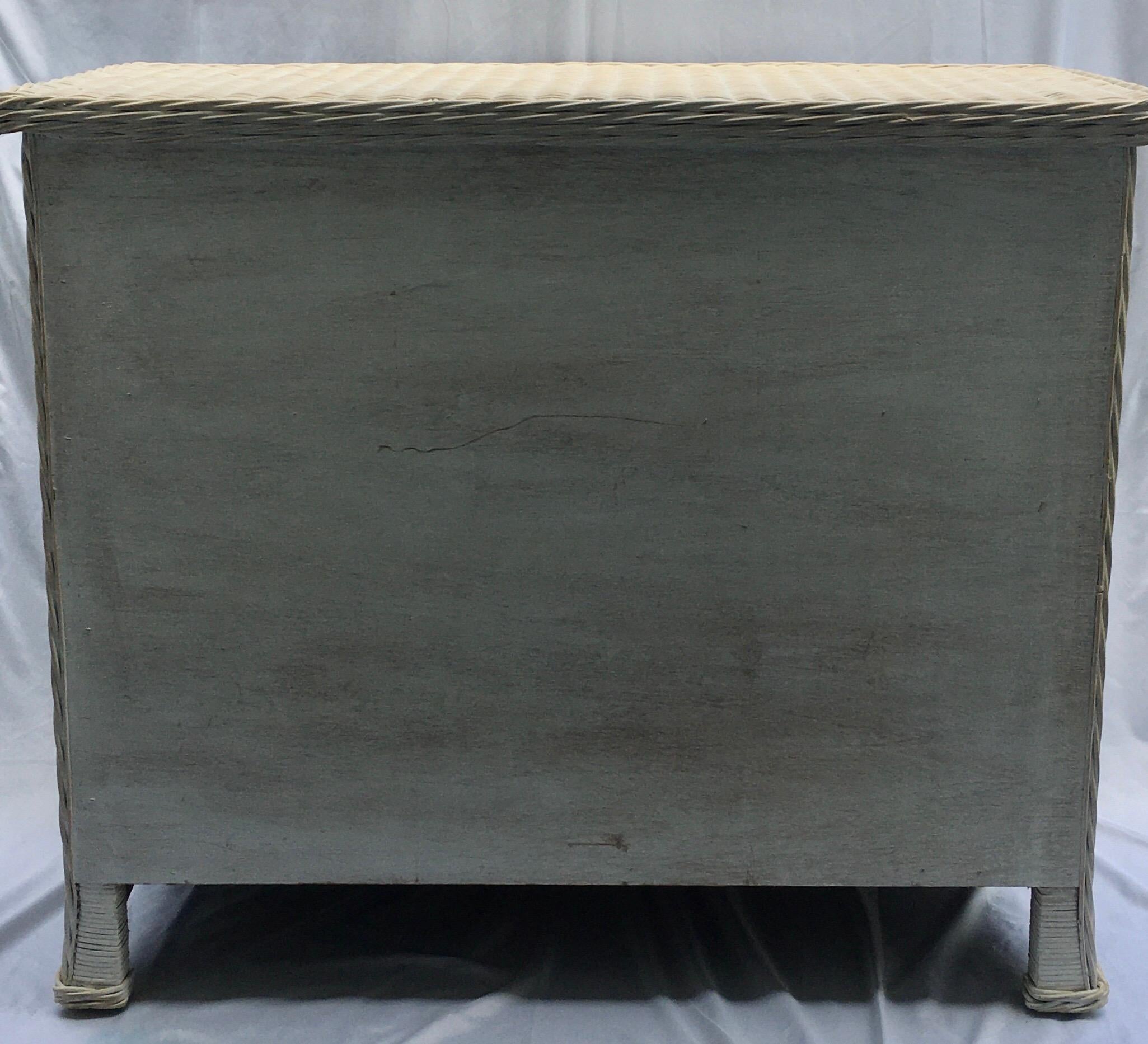 Curved Serpentine Draped Wicker Chest of Drawers In Good Condition In Lambertville, NJ