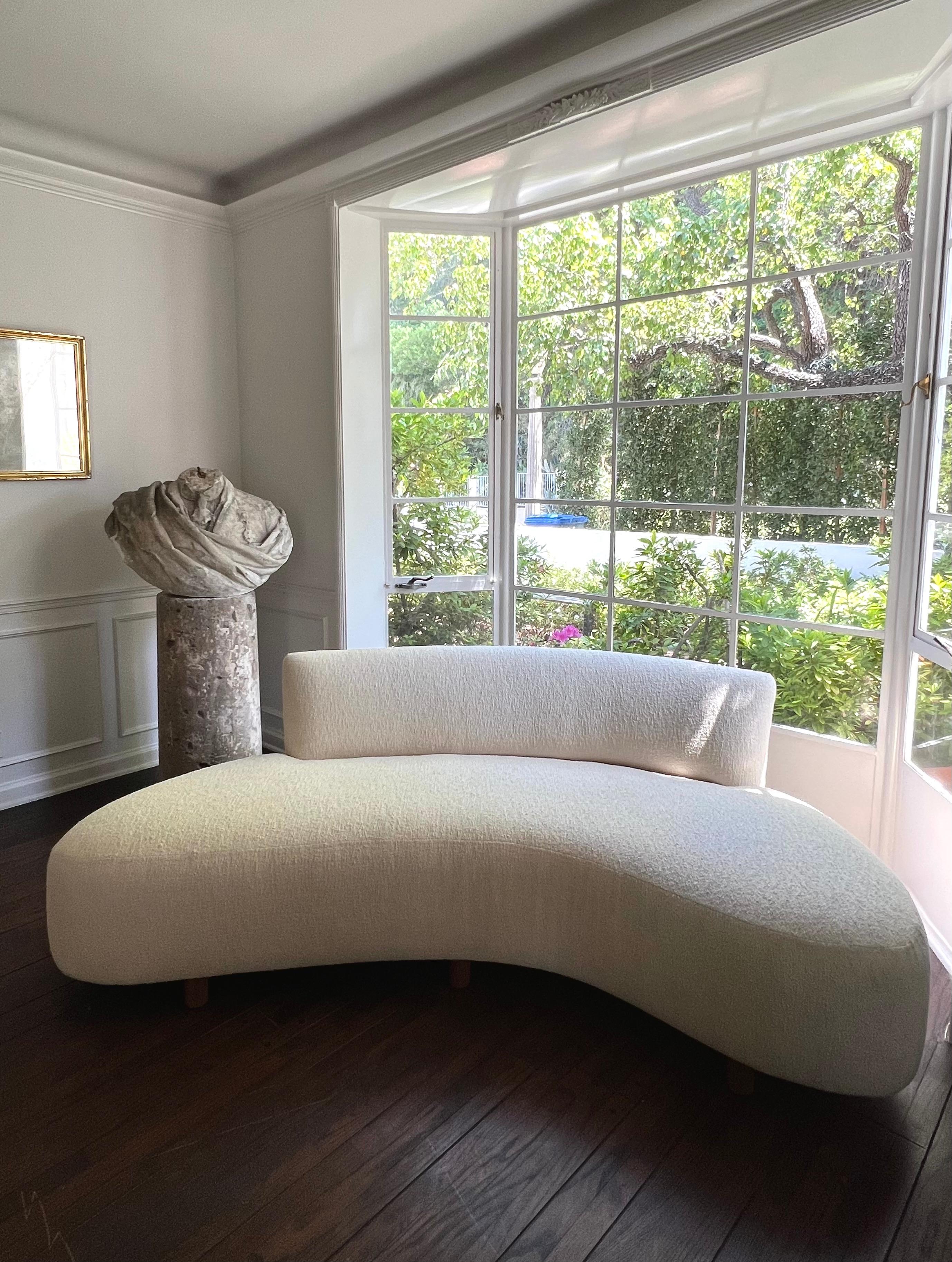 Gebogenes, von Serpentinen inspiriertes Sofa aus cremefarbenem Bouclé (21. Jahrhundert und zeitgenössisch) im Angebot