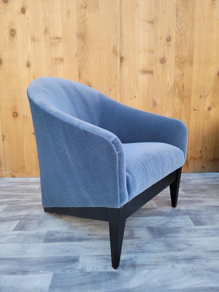 Gebogener Sessel mit Fassrückenlehne und gebogener Rückenlehne von Interior Crafts, neu gepolstert im Angebot 4