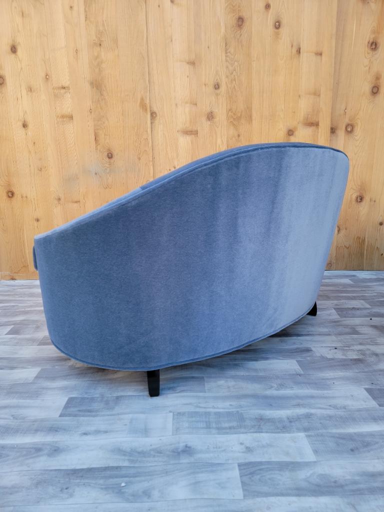Gebogener Sessel mit Fassrückenlehne und gebogener Rückenlehne von Interior Crafts, neu gepolstert (Moderne) im Angebot