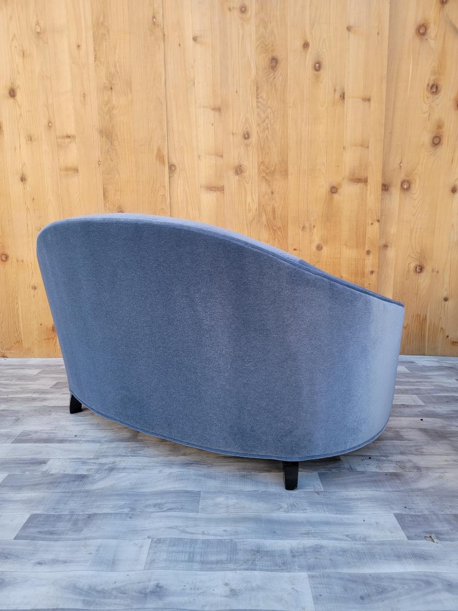 Gebogener Sessel mit Fassrückenlehne und gebogener Rückenlehne von Interior Crafts, neu gepolstert im Angebot 1