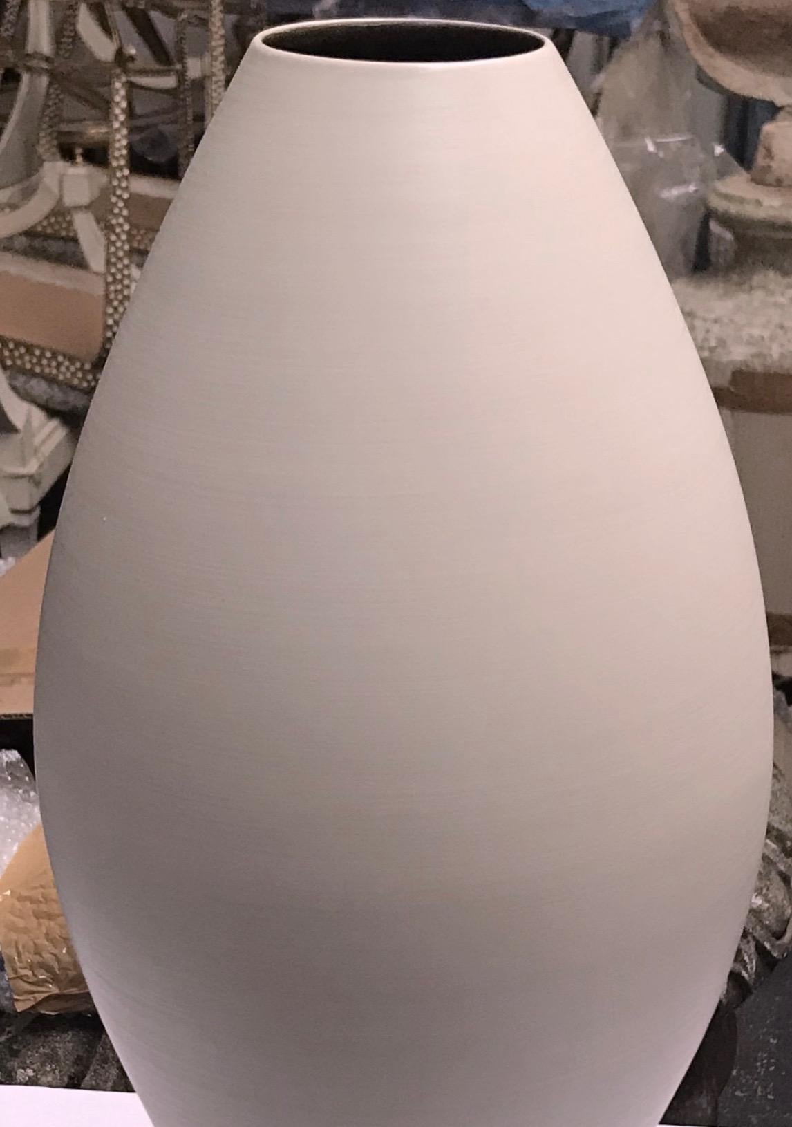 Contemporary Italian large curved shape vase
No neck
Handmade.
Matte finish / fine ceramic.
The same shape is available in linen extra large, S5060, see images #3 and #4.