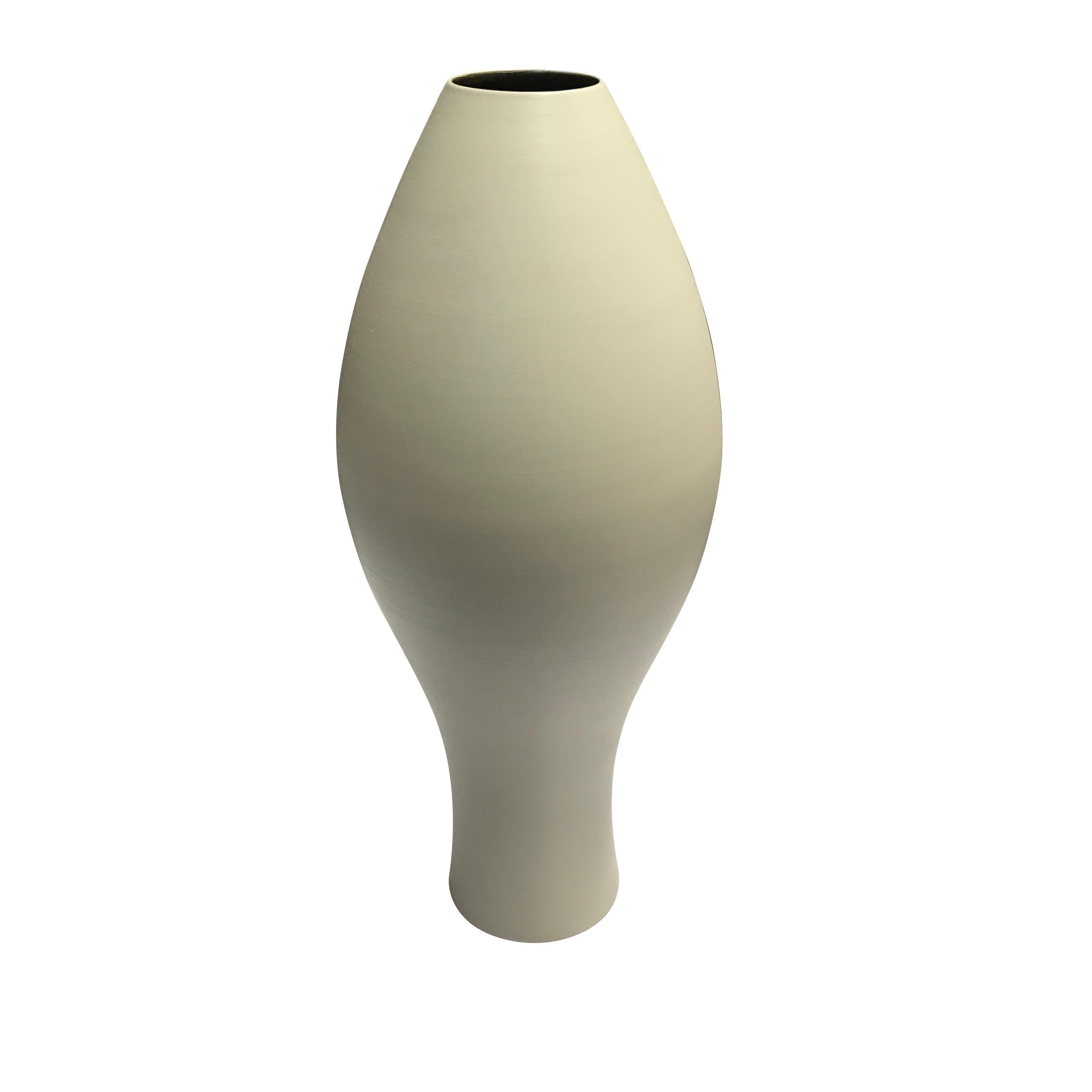 Große Vase aus feiner Keramik in geschwungener Form, Italien, zeitgenössisch im Zustand „Neu“ im Angebot in New York, NY