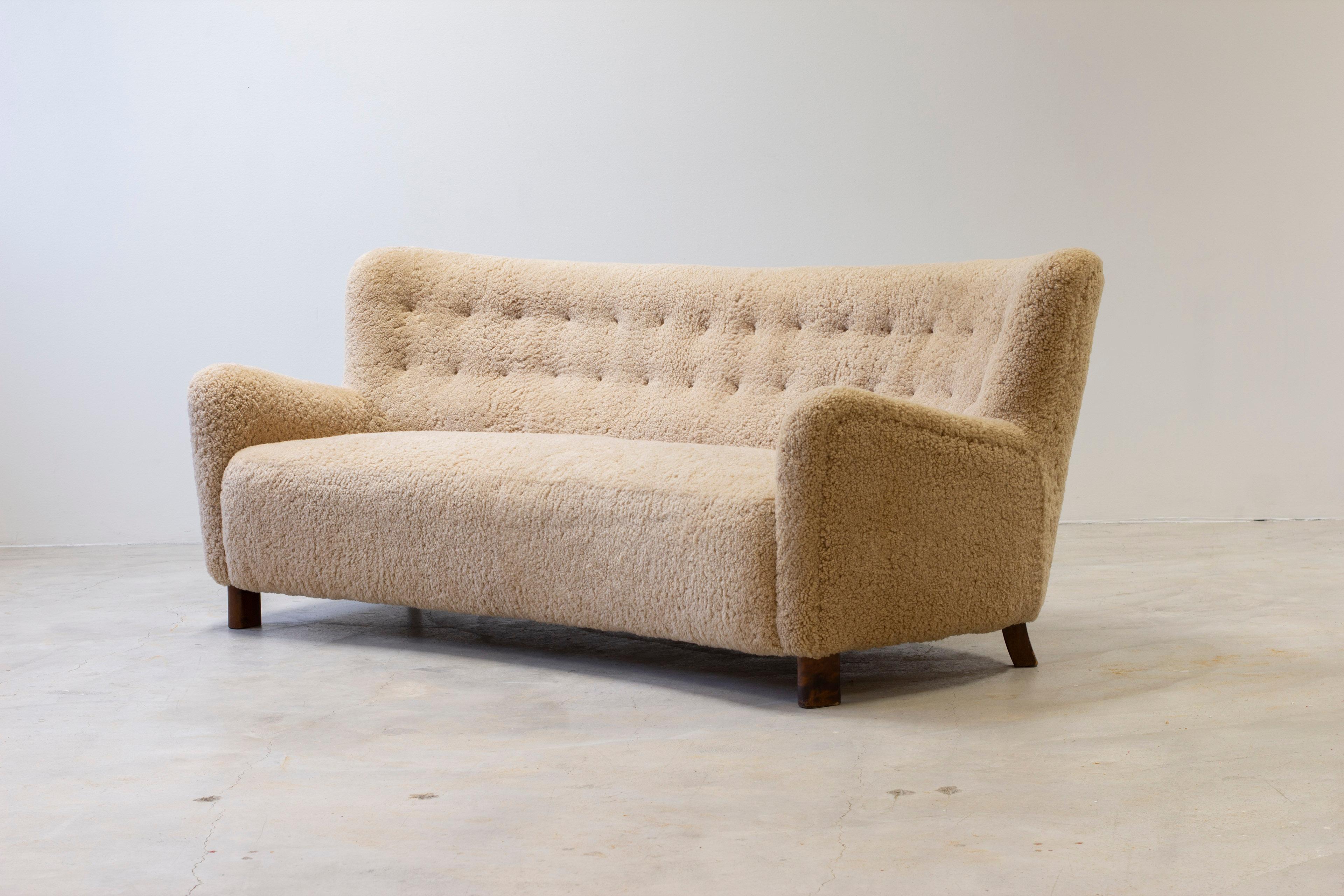 Curved sheeps skin sofa model Fritz Hansen FH 1669, FDB production 1950s For Sale 3