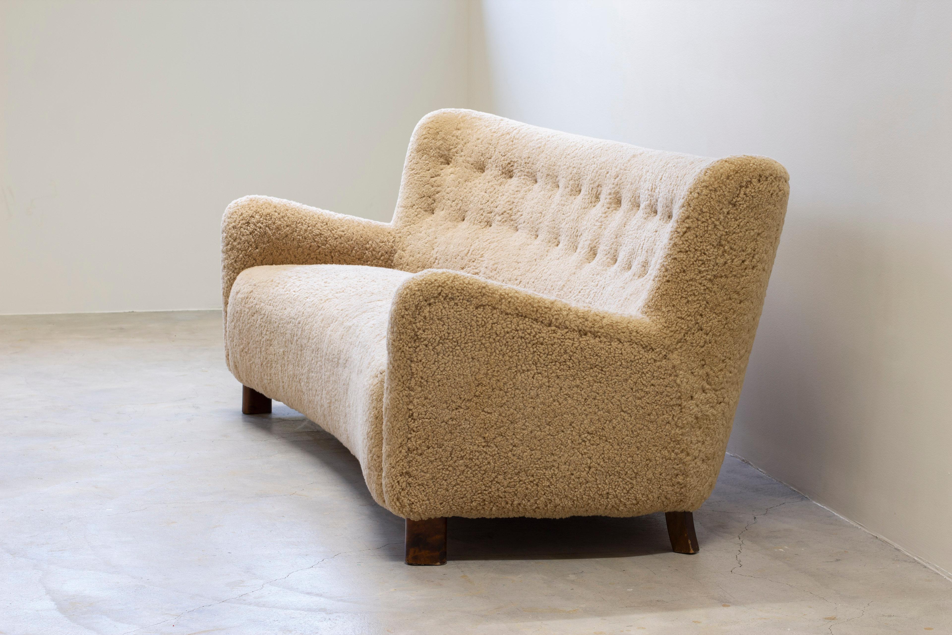 Curved sheeps skin sofa model Fritz Hansen FH 1669, FDB production 1950s For Sale 4