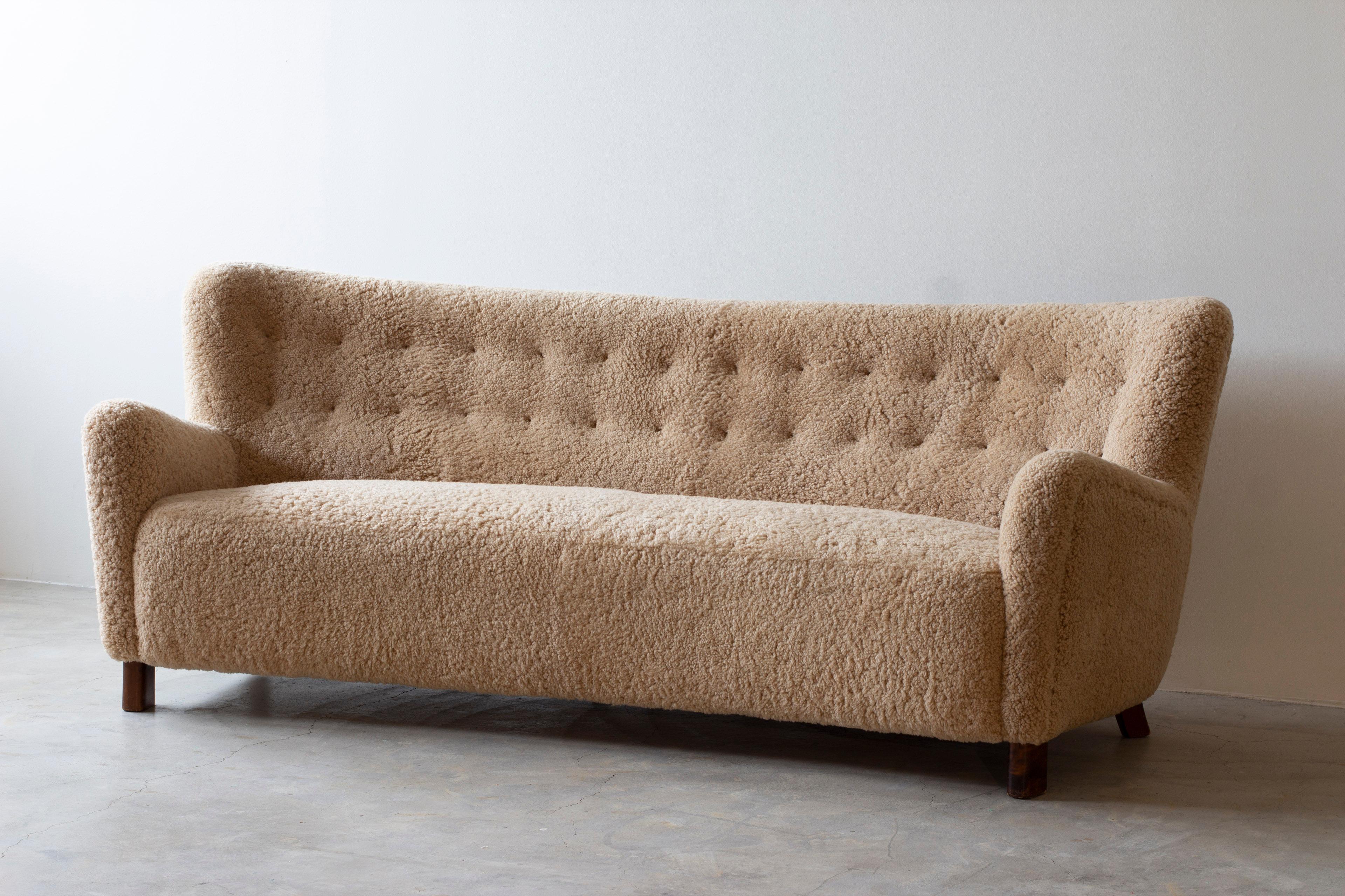 Curved sheeps skin sofa model Fritz Hansen FH 1669, FDB production 1950s For Sale 6