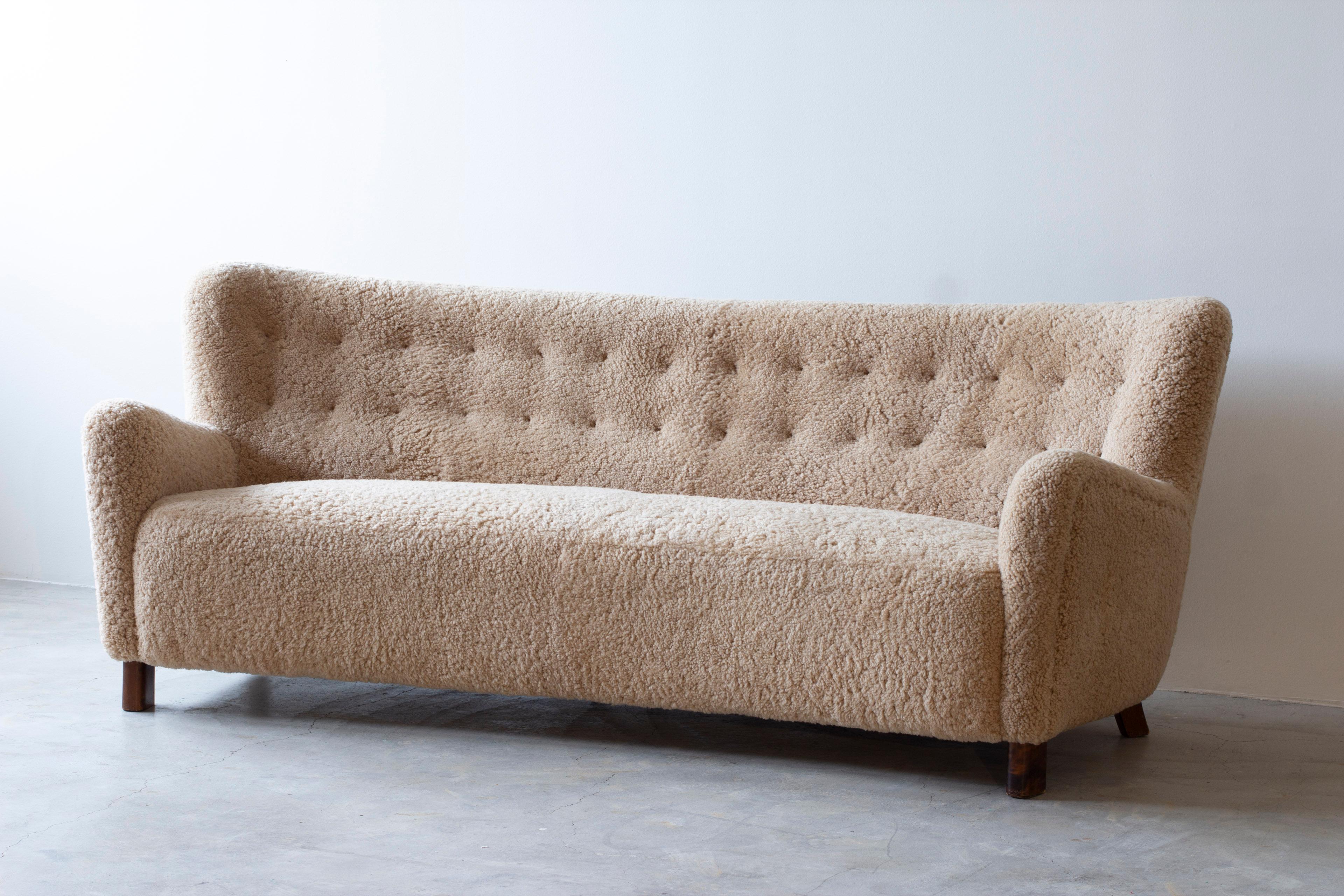 Curved sheeps skin sofa model Fritz Hansen FH 1669, FDB production 1950s For Sale 7