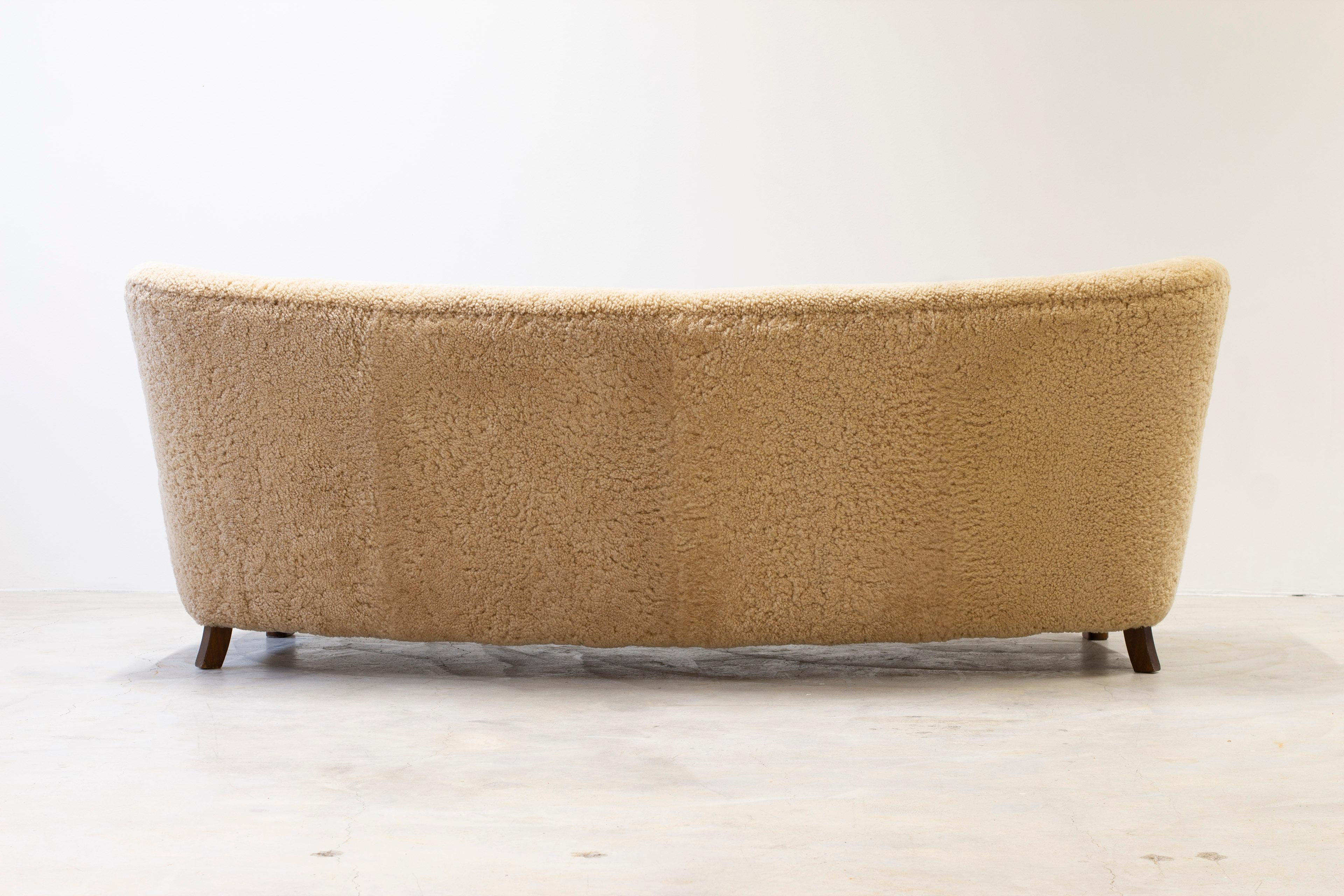 Curved sheeps skin sofa model Fritz Hansen FH 1669, FDB production 1950s For Sale 8