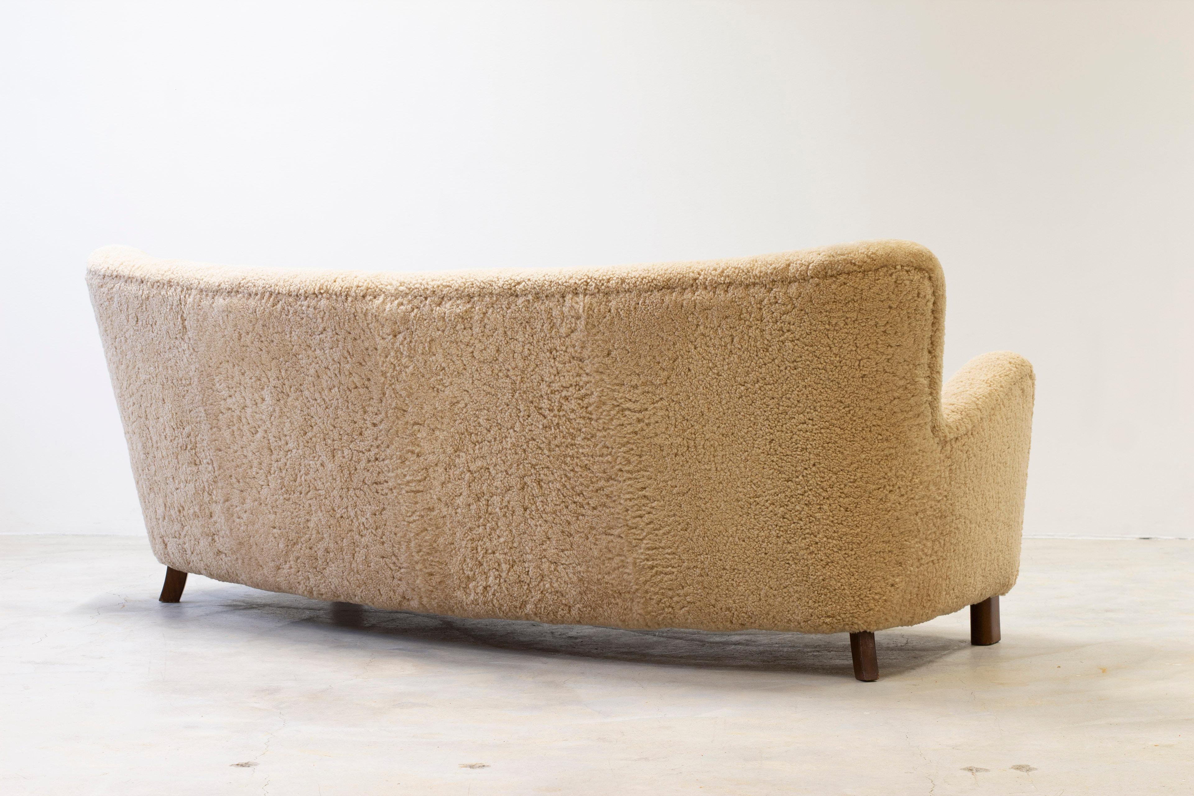 Curved sheeps skin sofa model Fritz Hansen FH 1669, FDB production 1950s For Sale 9