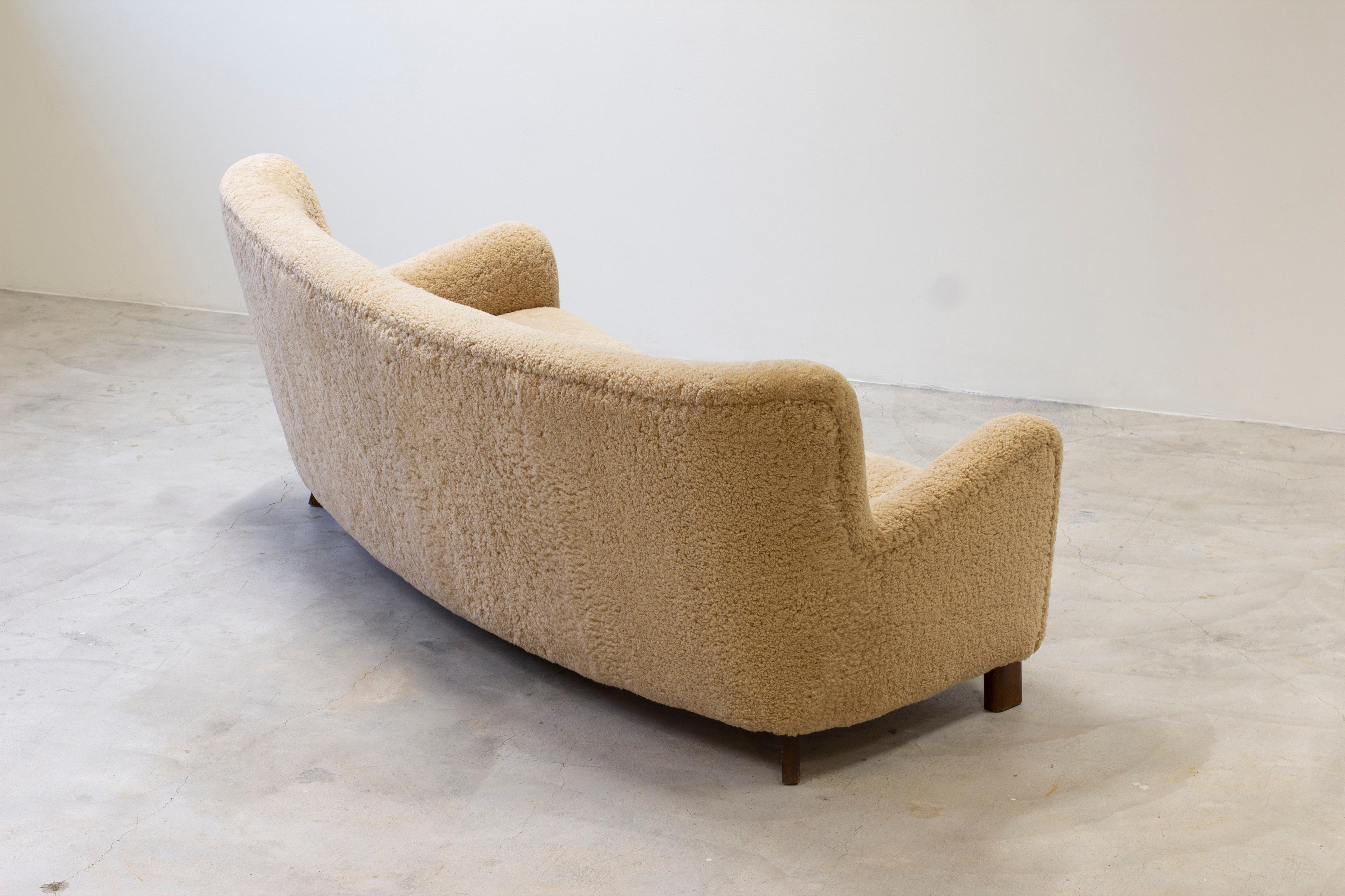 Curved sheeps skin sofa model Fritz Hansen FH 1669, FDB production 1950s For Sale 10