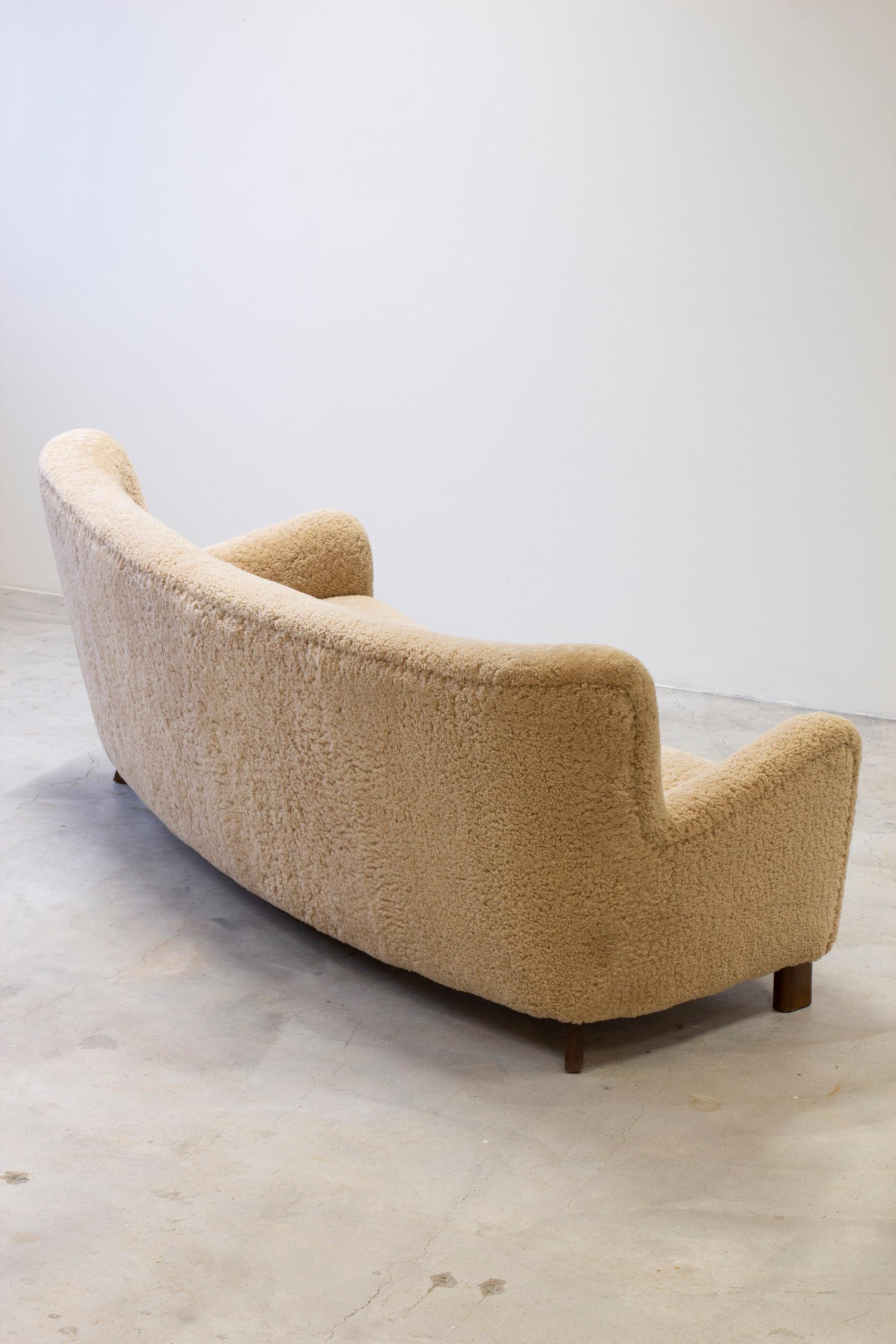 Curved sheeps skin sofa model Fritz Hansen FH 1669, FDB production 1950s For Sale 11