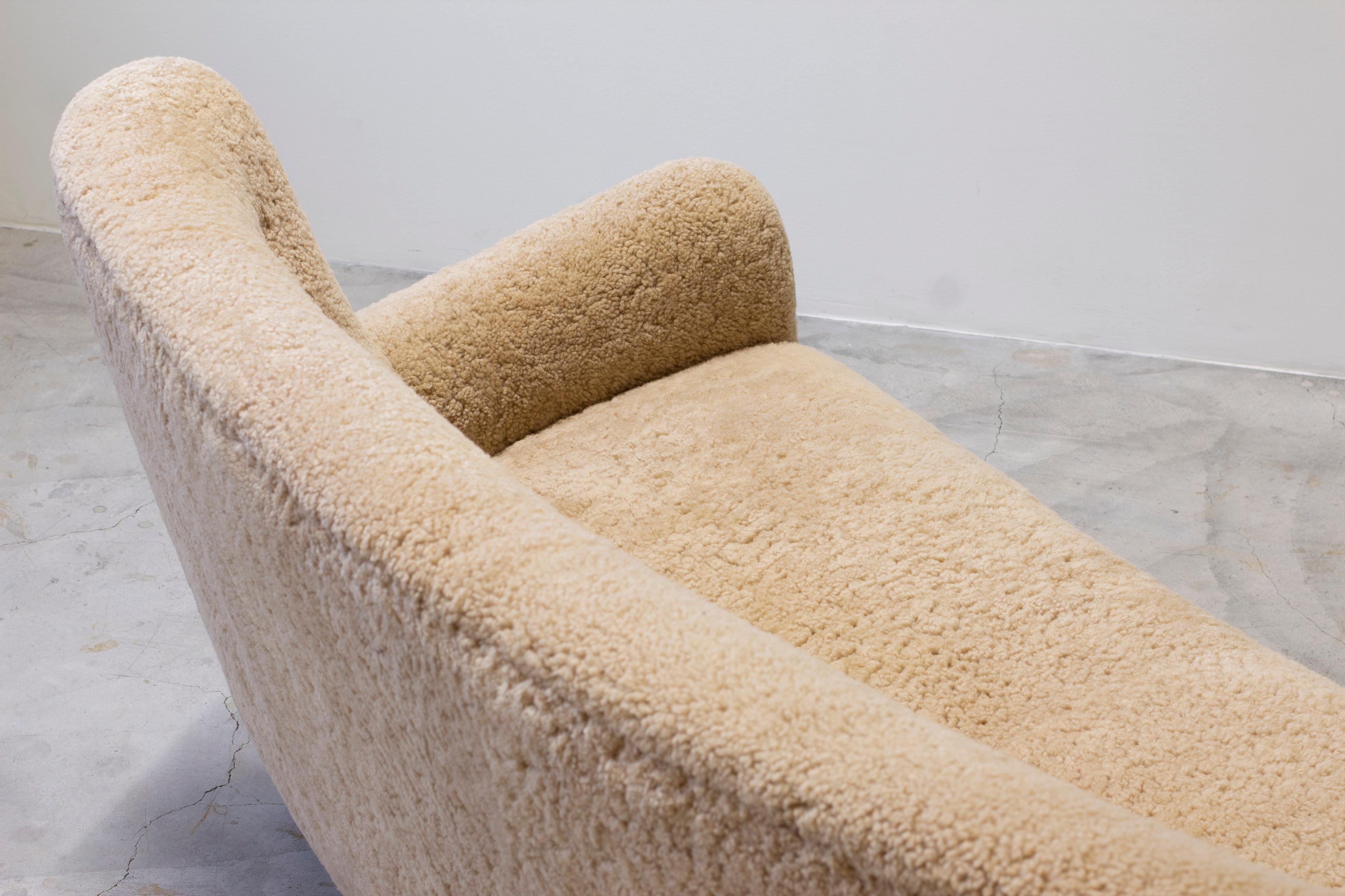 Curved sheeps skin sofa model Fritz Hansen FH 1669, FDB production 1950s For Sale 12