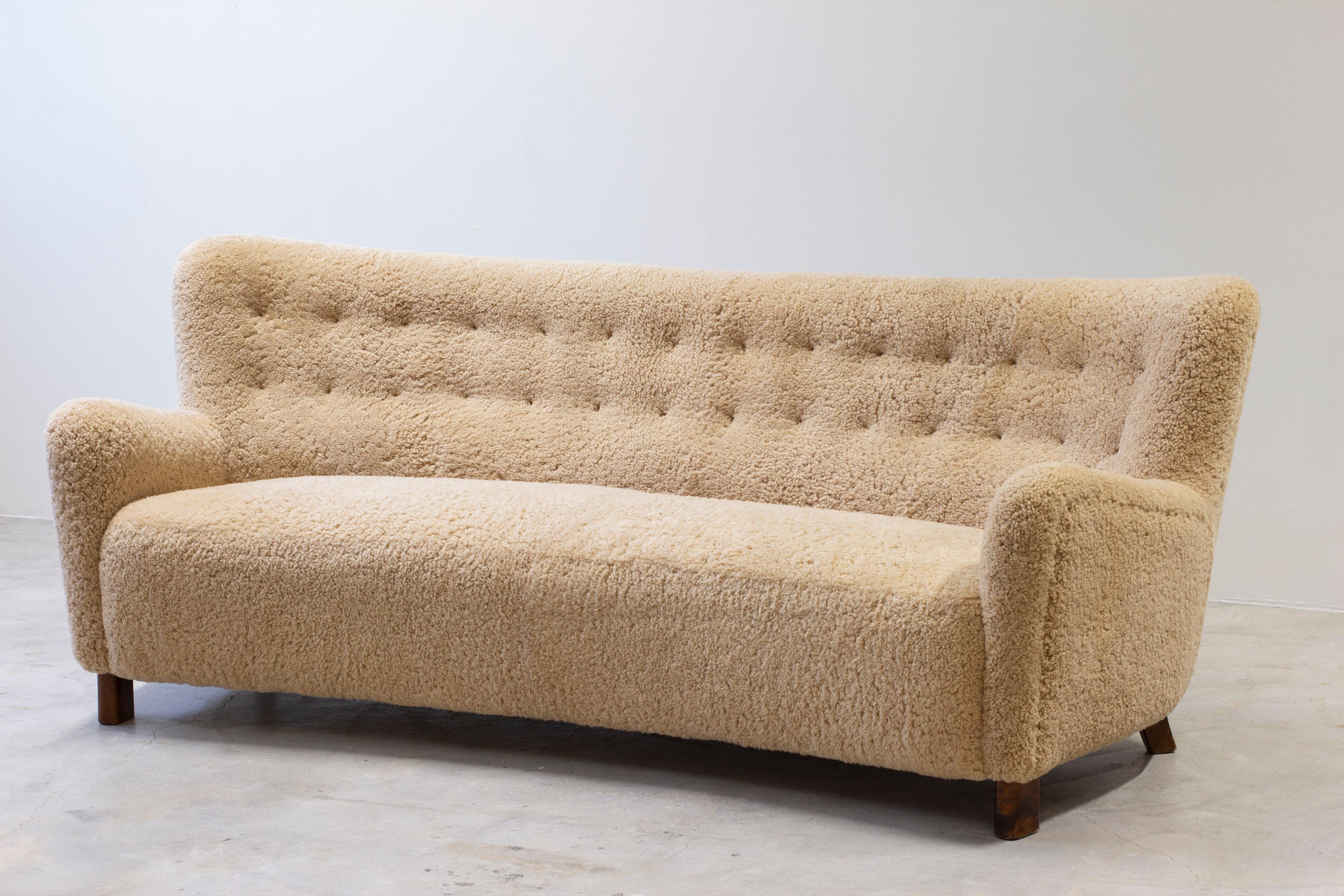 Scandinavian Modern Curved sheeps skin sofa model Fritz Hansen FH 1669, FDB production 1950s For Sale