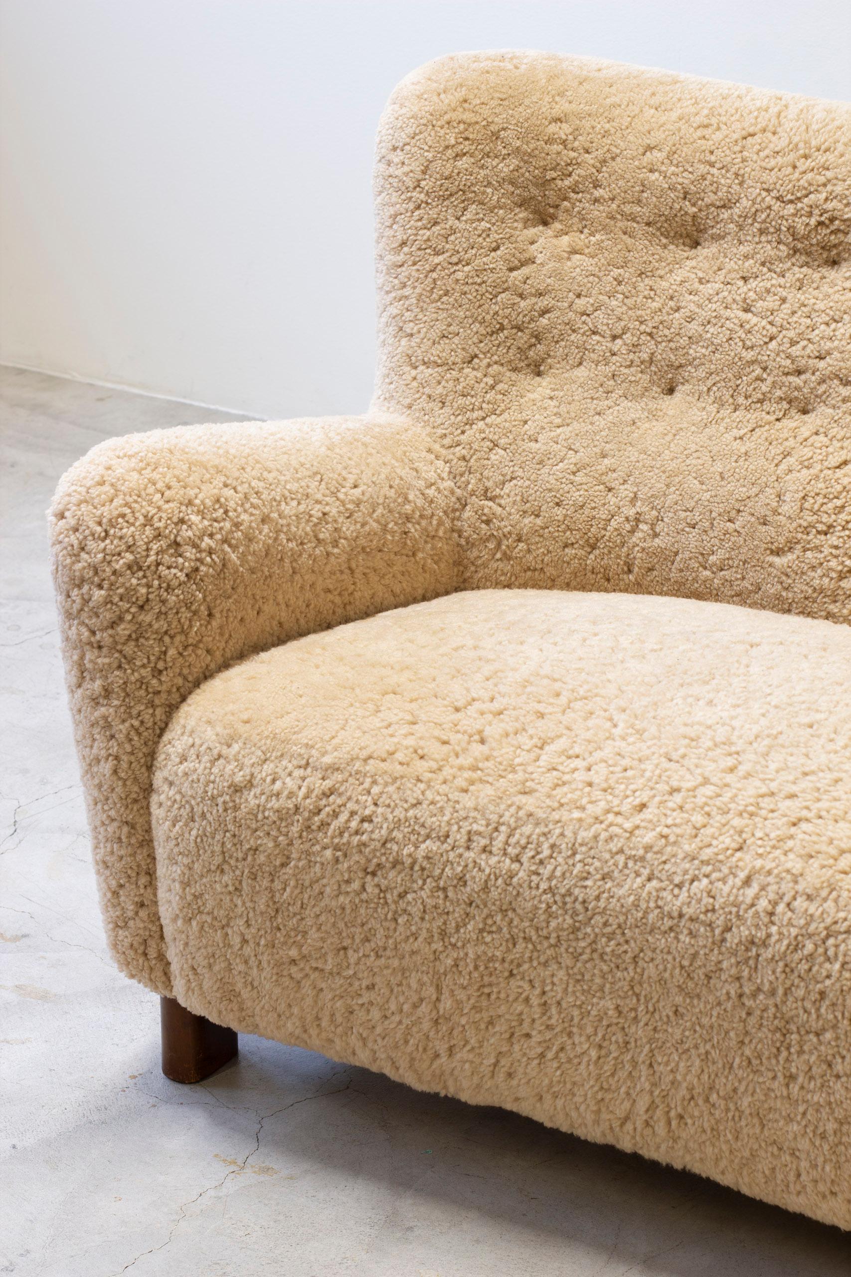 Curved sheeps skin sofa model Fritz Hansen FH 1669, FDB production 1950s In Good Condition For Sale In Hägersten, SE