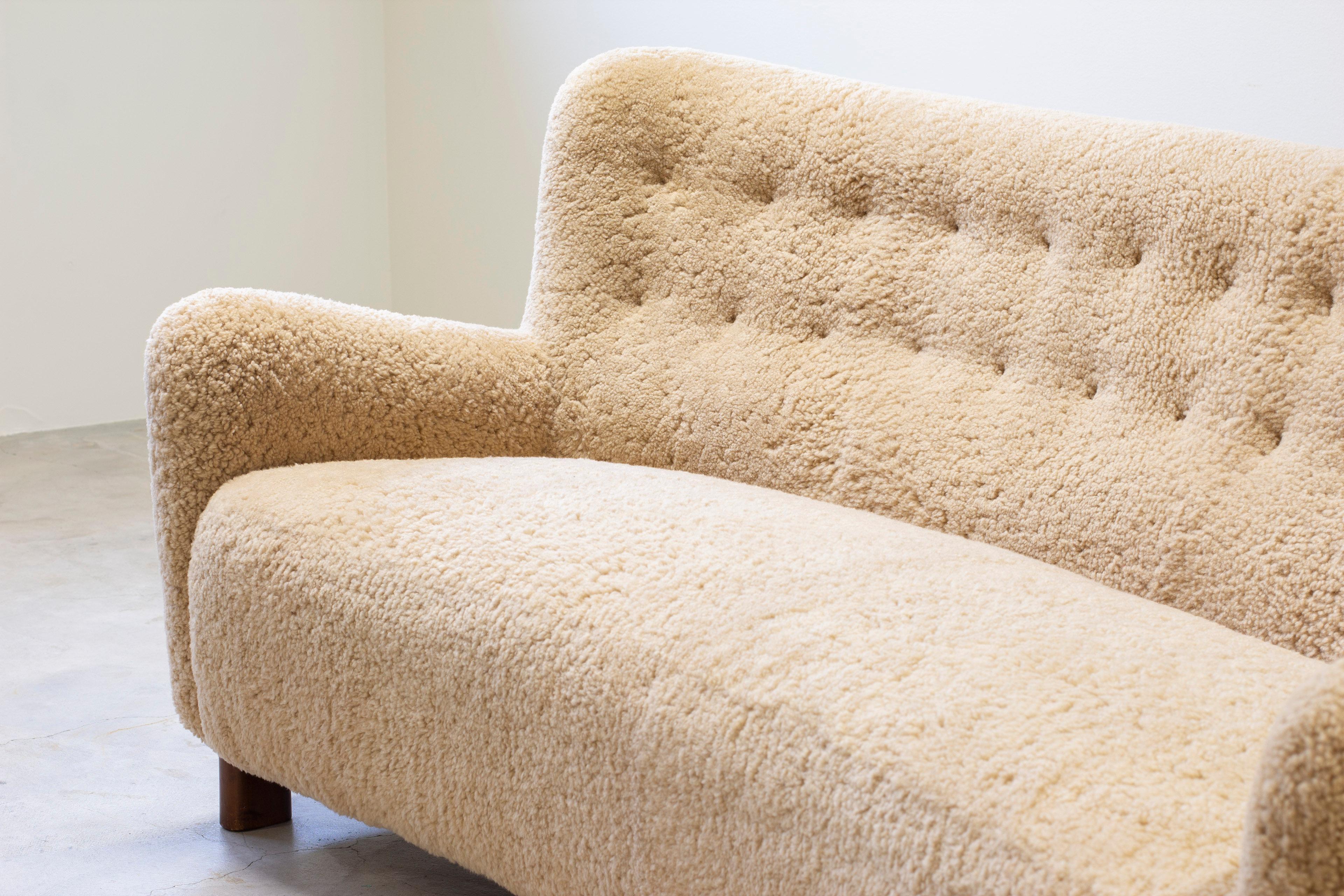 Mid-20th Century Curved sheeps skin sofa model Fritz Hansen FH 1669, FDB production 1950s For Sale