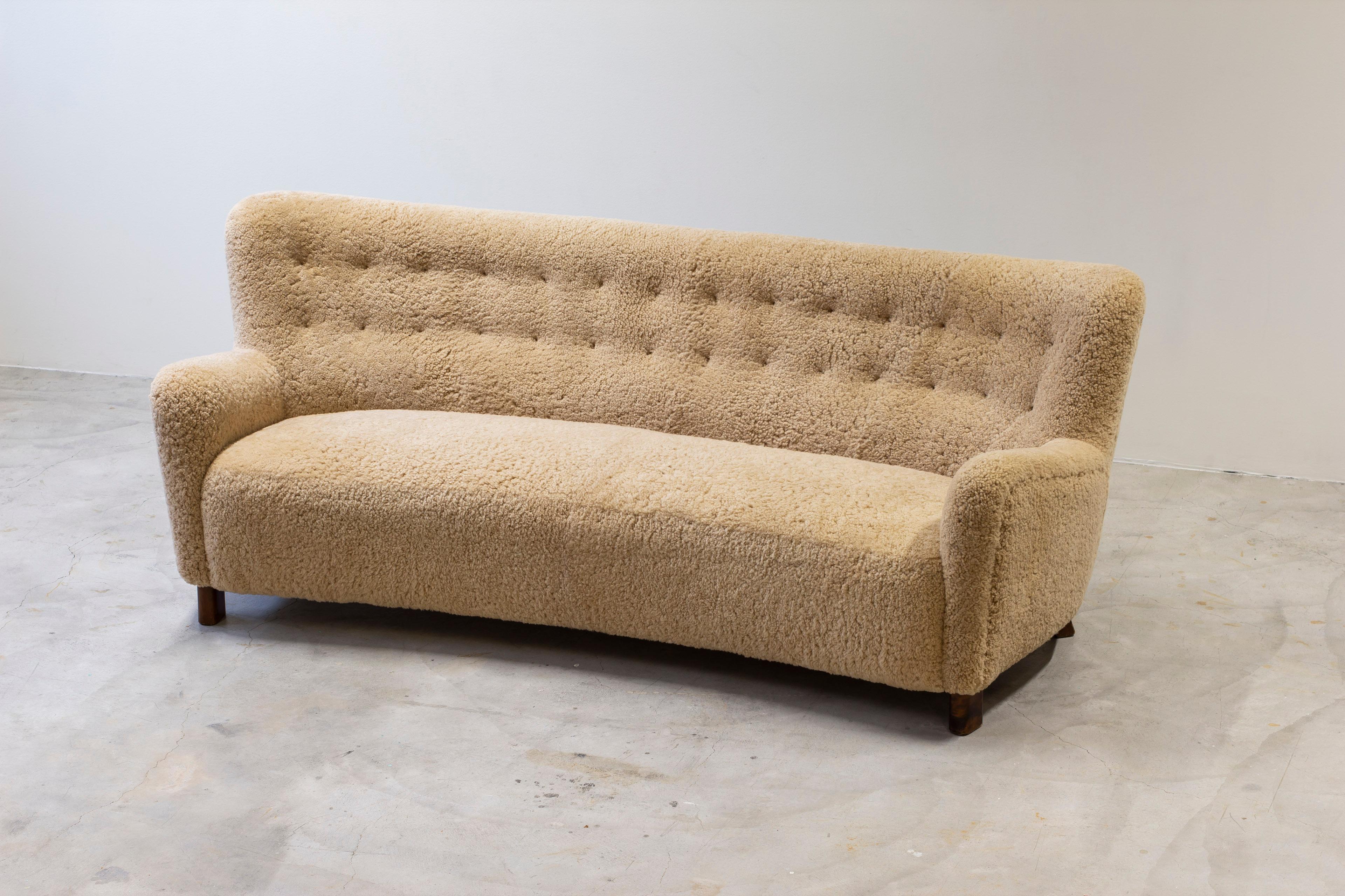 Curved sheeps skin sofa model Fritz Hansen FH 1669, FDB production 1950s For Sale 1
