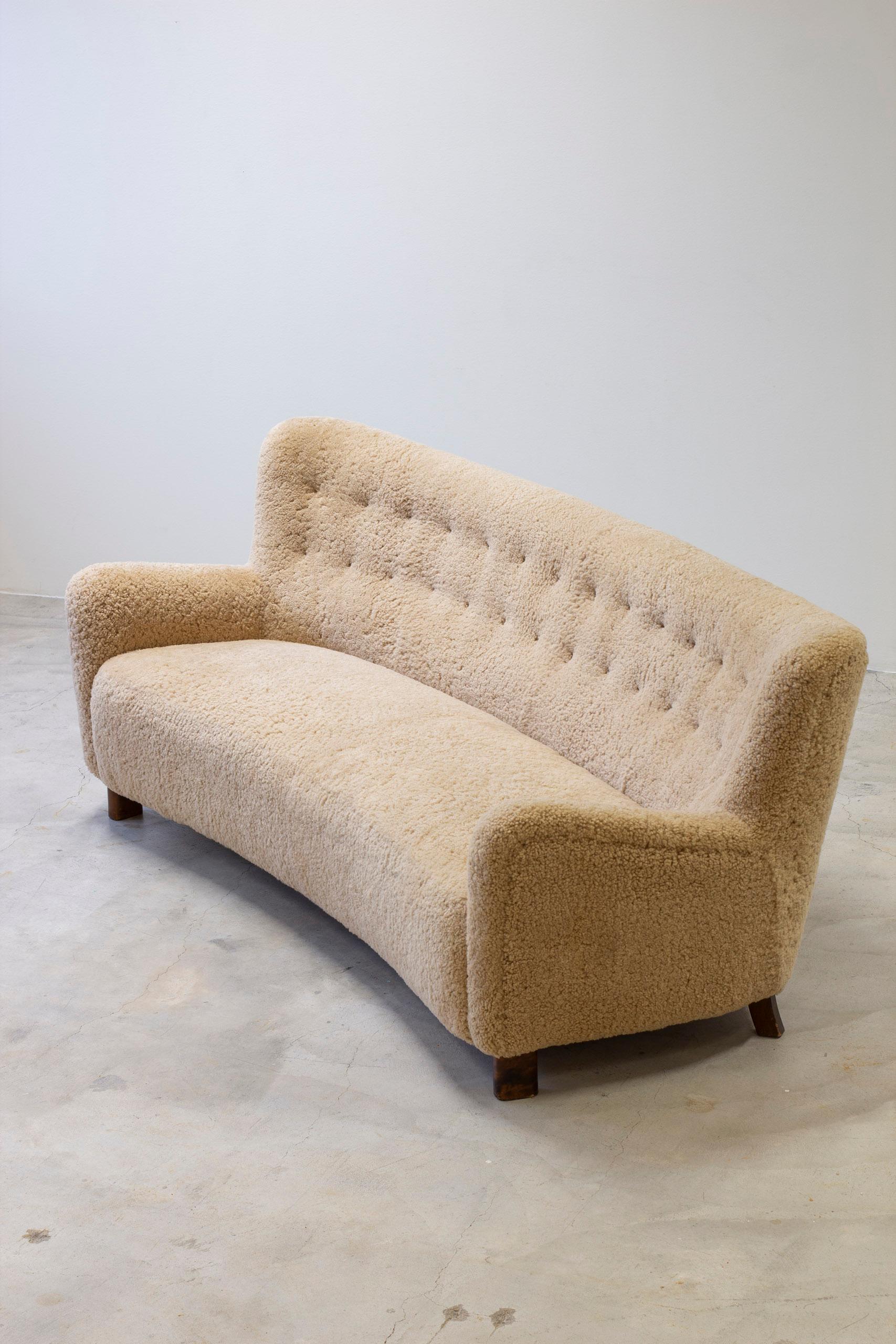 Curved sheeps skin sofa model Fritz Hansen FH 1669, FDB production 1950s For Sale 2