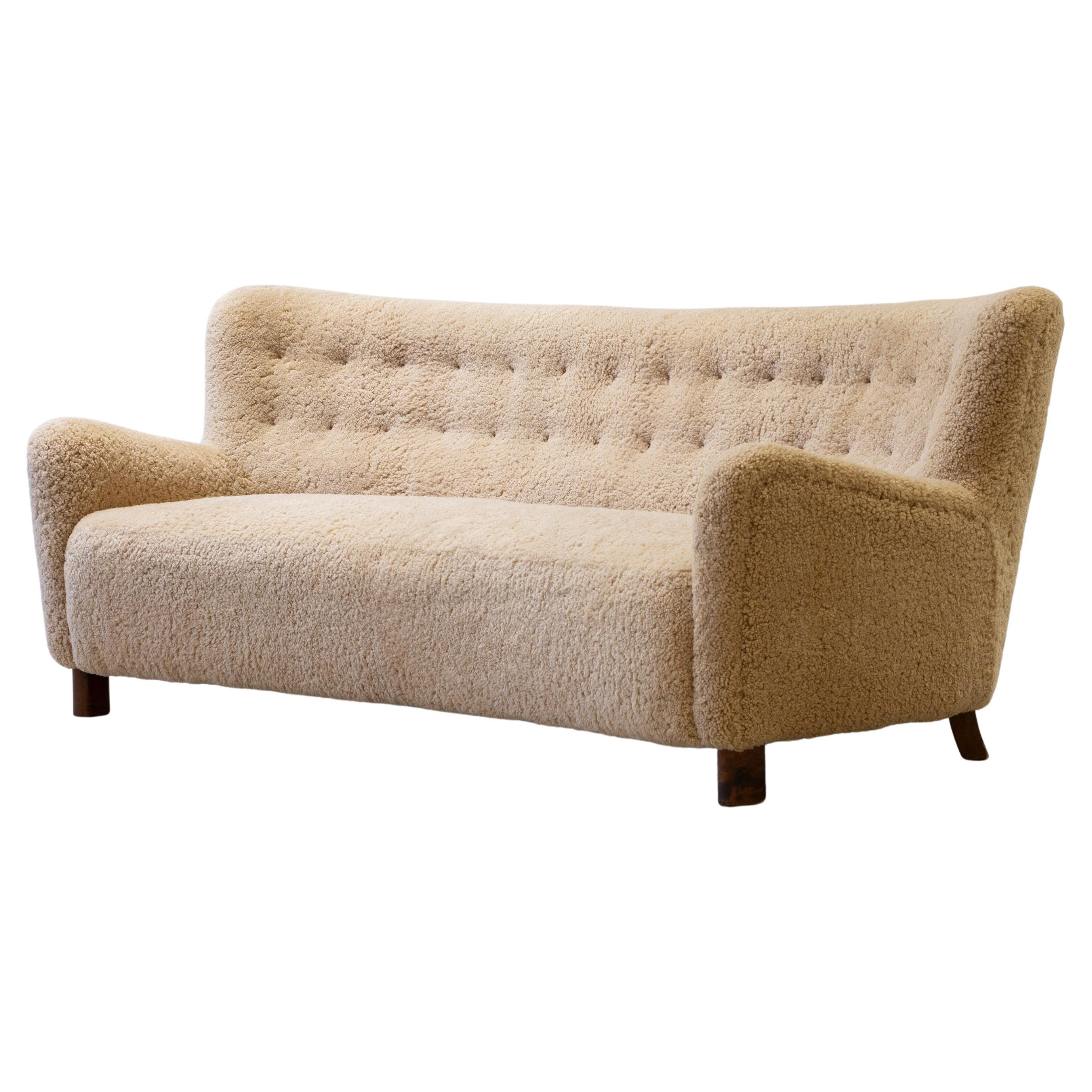 Curved sheeps skin sofa model Fritz Hansen FH 1669, FDB production 1950s For Sale