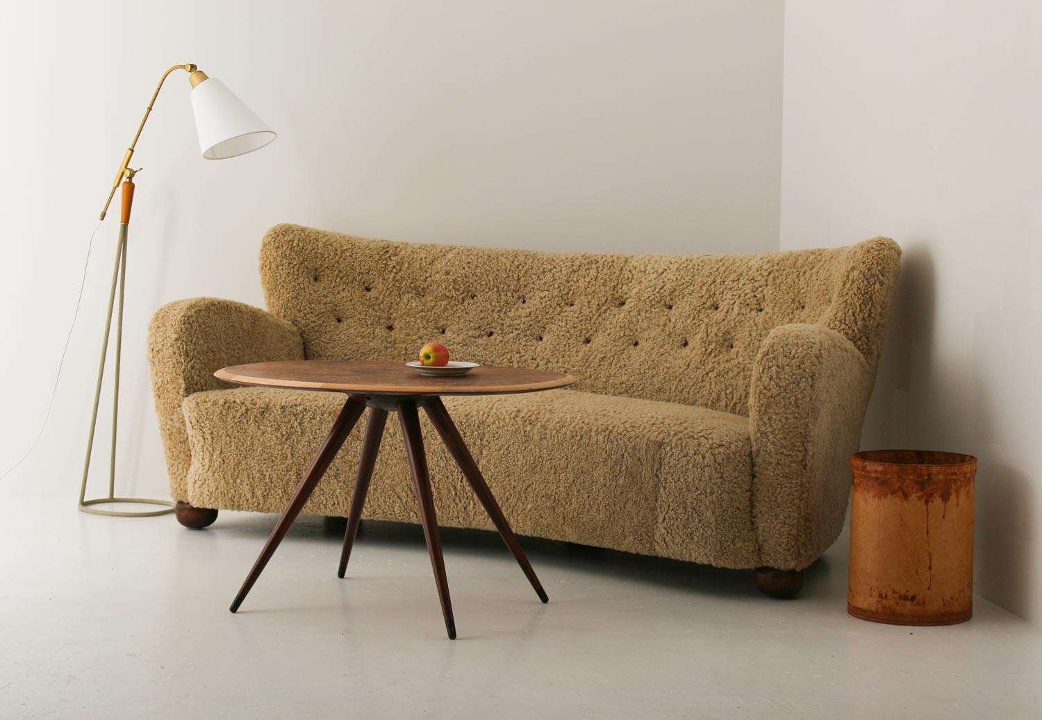 Stunning Swedish 3 or 4-seater sofa by unknown manufacturer.
This organically shaped sofa is constructed with a very high sense of quality. The round feet match the soft curves and the overall proportions give a harmonic impression.

Condition: