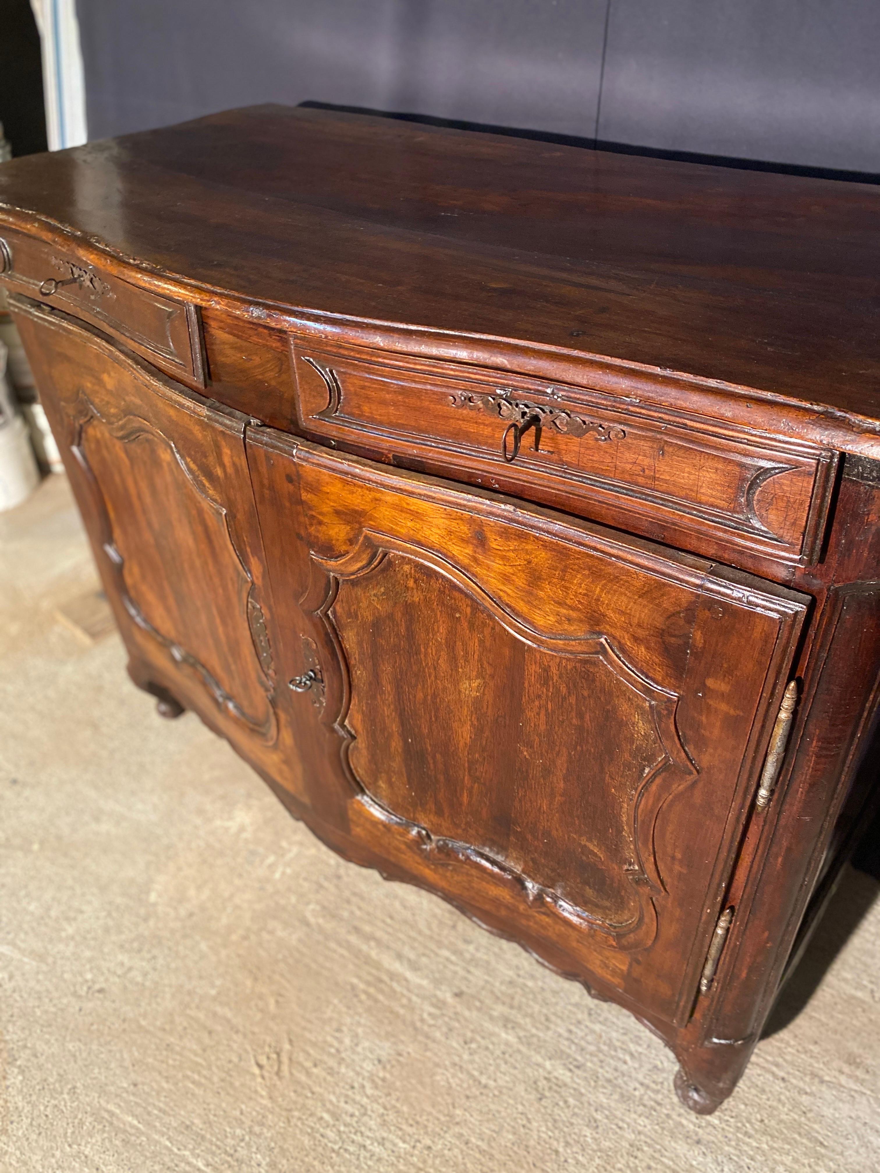 magnificent curved sideboard in walnut very pretty molding on the doors composed of 2 doors and 2 drawers and an interior board louis xv early 18th century original back and background