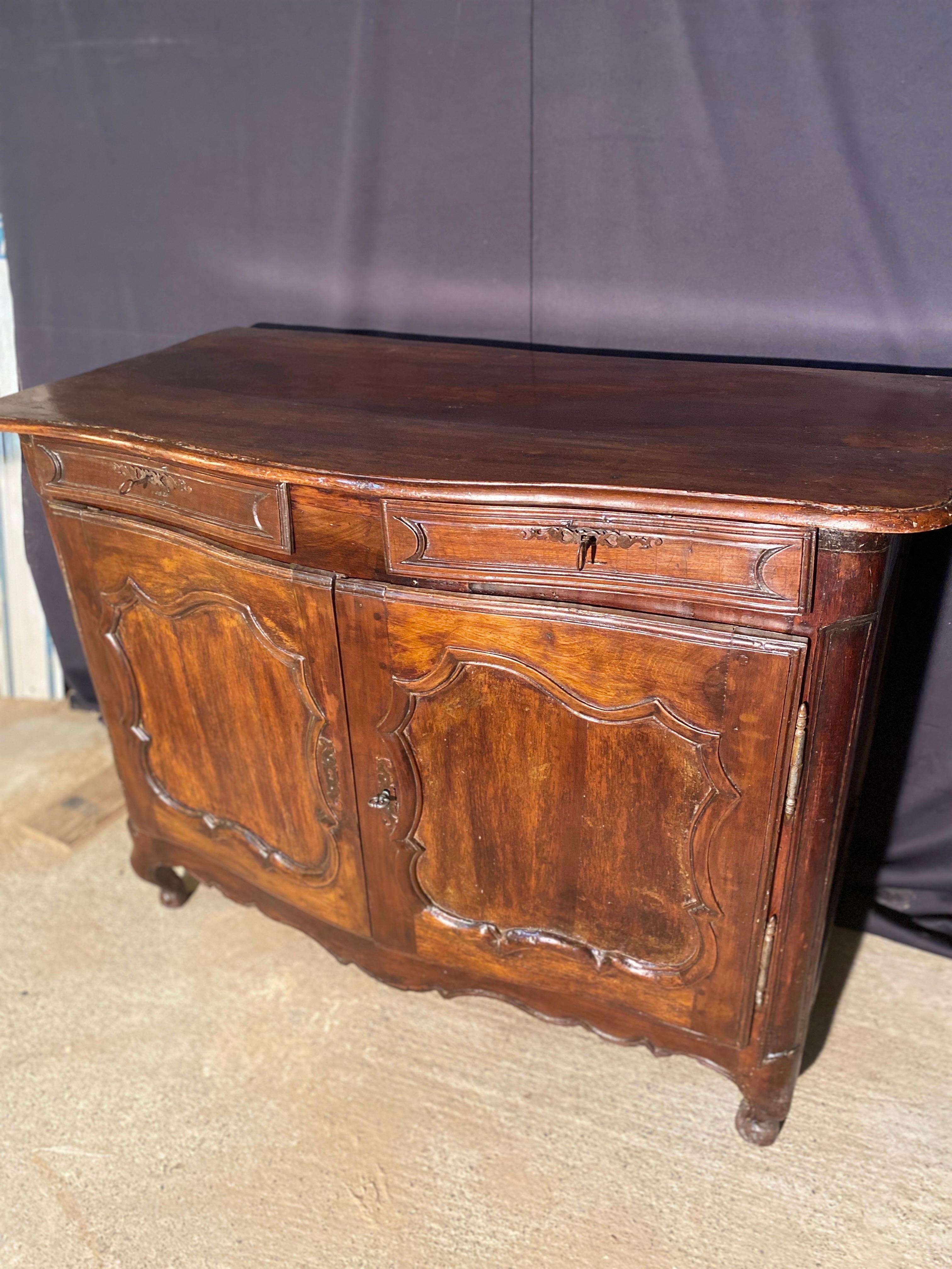 Curved sideboard dating from the 18th century in Louis XV  In Excellent Condition For Sale In Somme-Leuze, BE