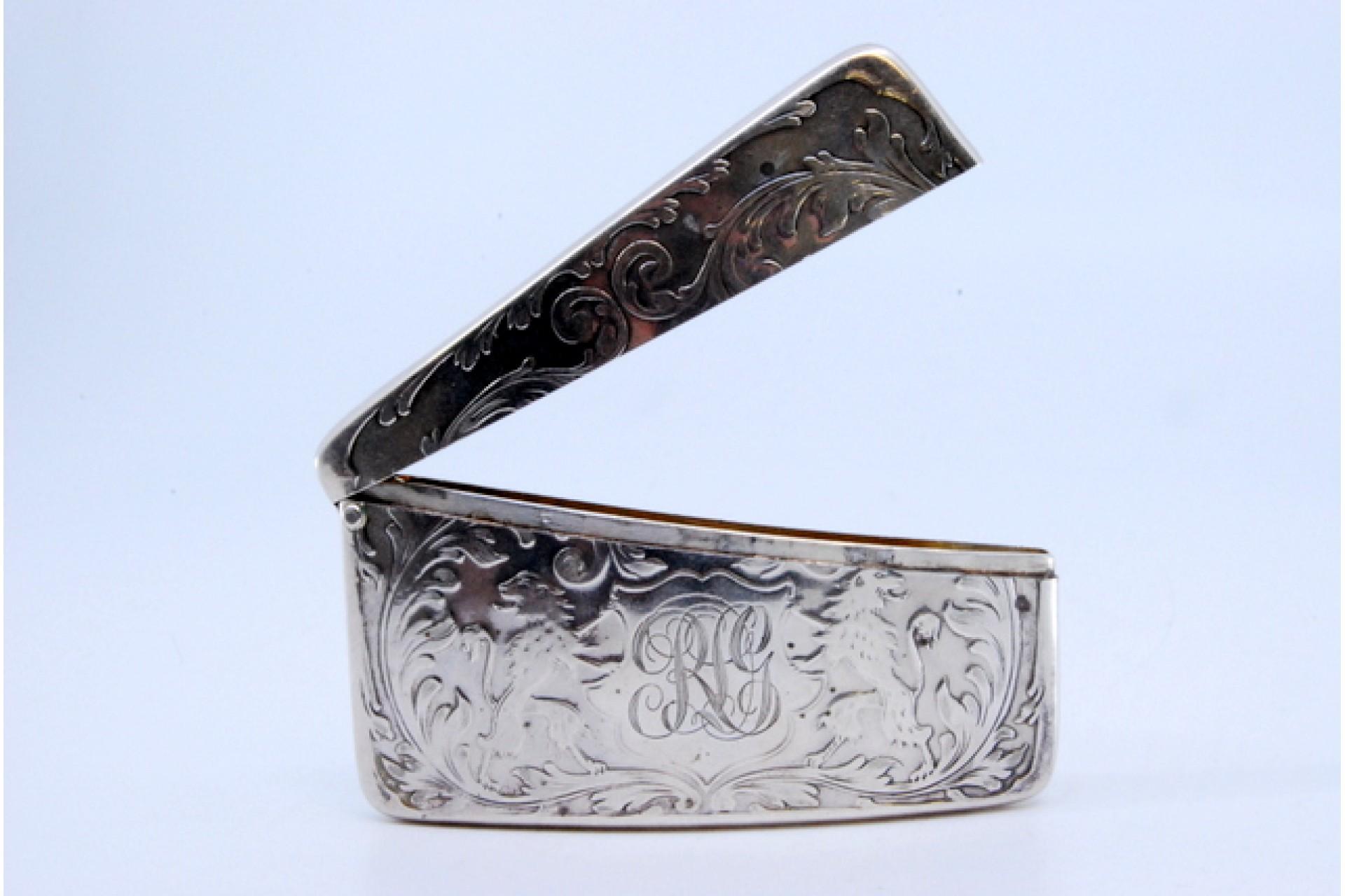 Gewölbtes silbernes Kartenetui mit Gravuren, die die Monogrammkarte umgeben. im Angebot 2