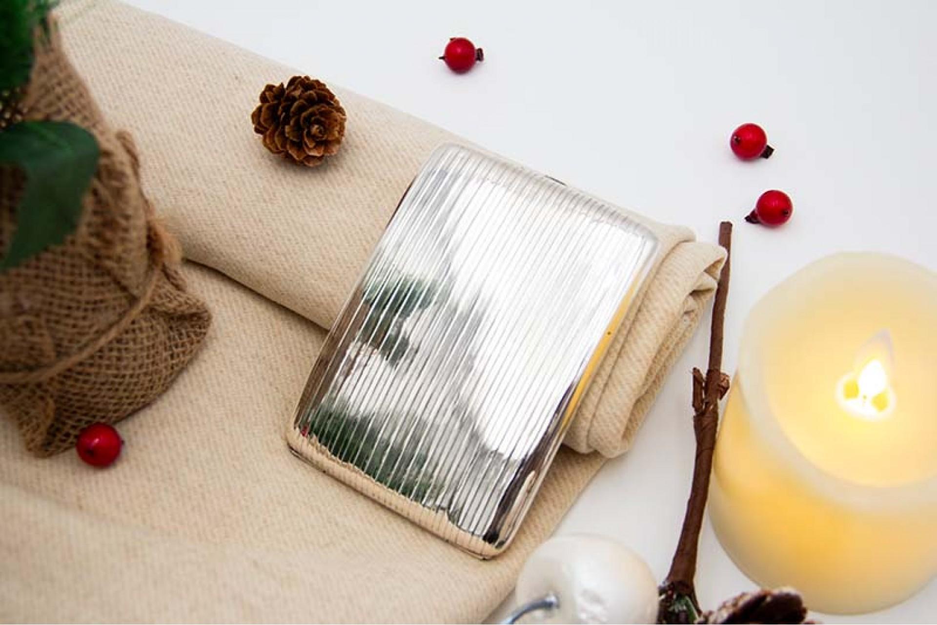 Description: Curved silver cigarette case with alternating bands along the length, gold interior and hinged lid. Metal: Silver. Origin: Portuguese. Brand: javali II Title. Weight: 135.34 grams. Dimensions: 11.5cmx1.3cm. Content: 833/1000. Assay