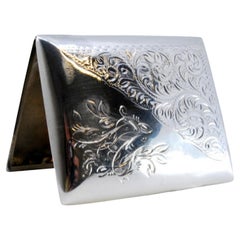 Gewölbtes Silbergehäuse mit eingravierten Blumen, goldener Innenausstattung und Scharnierdeckel