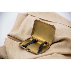 Gewölbtes Silbergehäuse mit eingravierten Kränzen um das Monogramm und goldener Innenausstattung