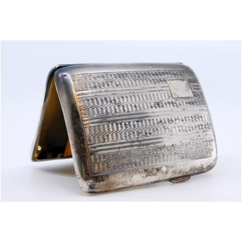 Curved silver cigarette case w/ guilloche engraving, gold interior & hinged lid In Good Condition For Sale In Porto, PT