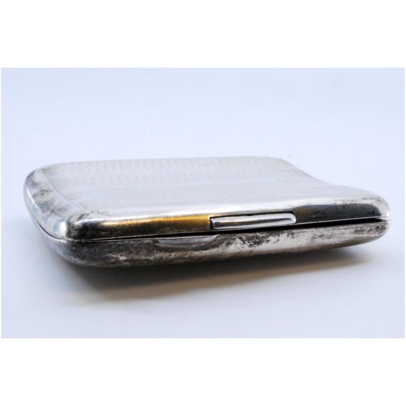 Curved silver cigarette case w/ guilloche engraving, gold interior & hinged lid For Sale 1