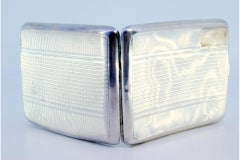 Pitillera curvada de plata con rayas guilloché, interior dorado y tapa abatible