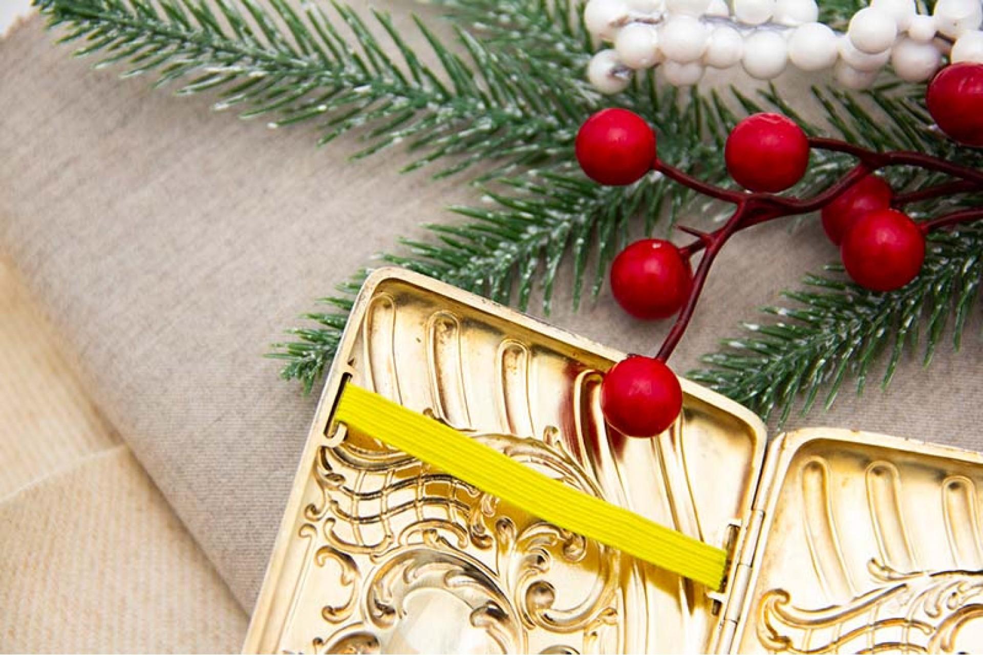 Description: Curved silver cigarette case, engraved wreaths surrounding monogram card and hinged lid. Metal: Silver. Origin: English. Brand: Birmingham. Weight: 93.31 grams. Dimensions: 9cmx1.8cm. Content: 925/1000. Assay Mark: Yes, 1901 by George