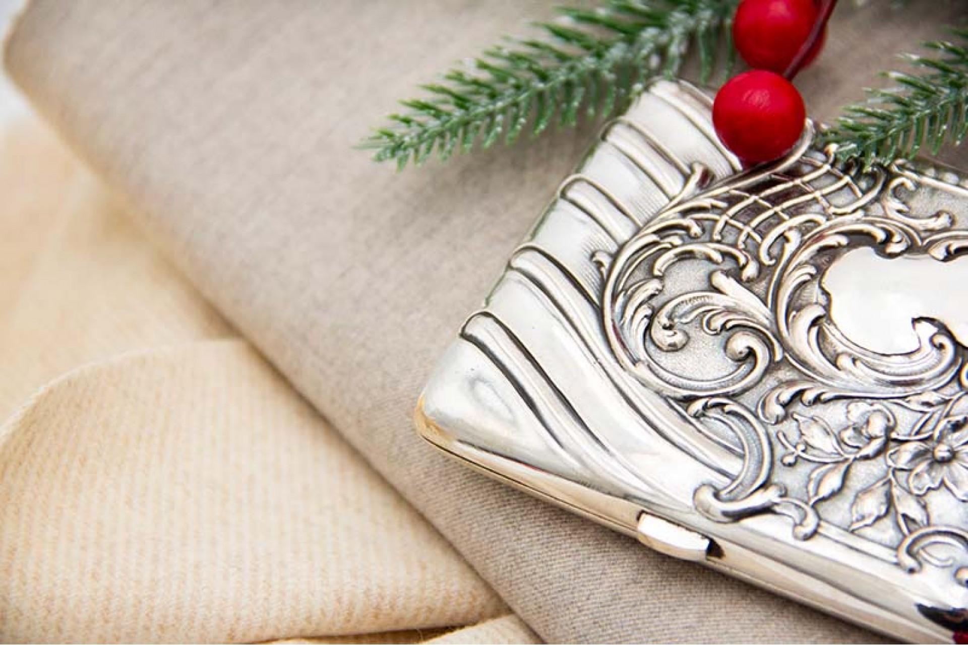 European Curved silver cigarette case with engraved wreaths around monogram For Sale