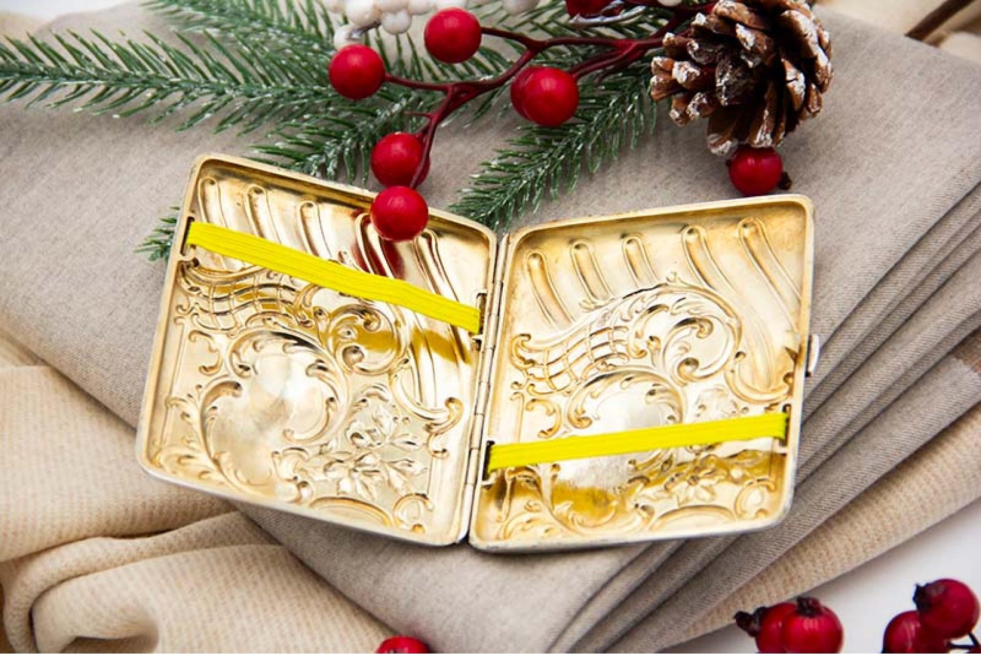 Curved silver cigarette case with engraved wreaths around monogram In Good Condition For Sale In Porto, PT