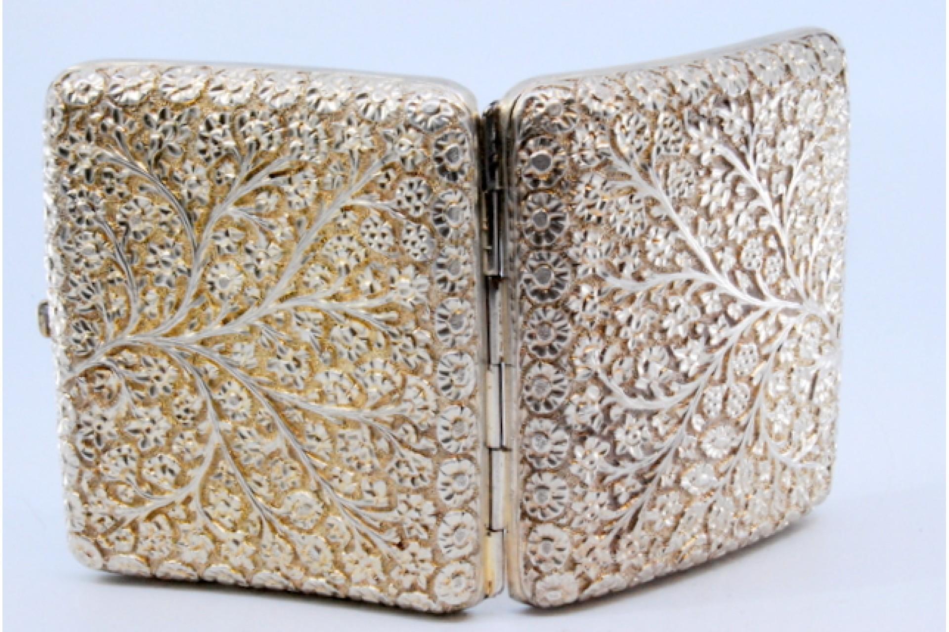 Curved silver cigarette case with flower and branch reliefs In Good Condition For Sale In Porto, PT