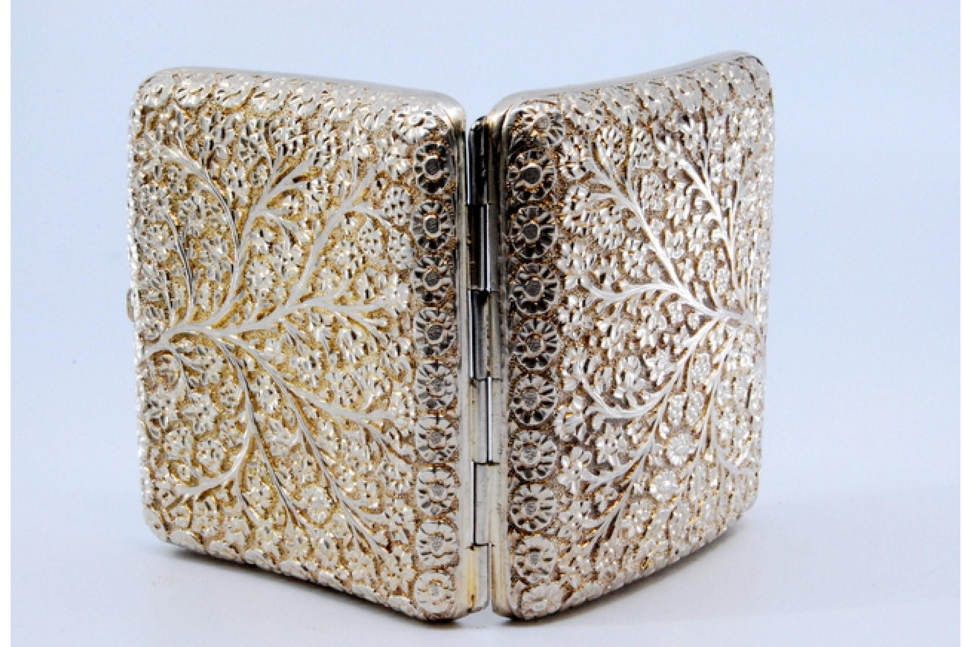 Curved silver cigarette case with flower and branch reliefs For Sale 1