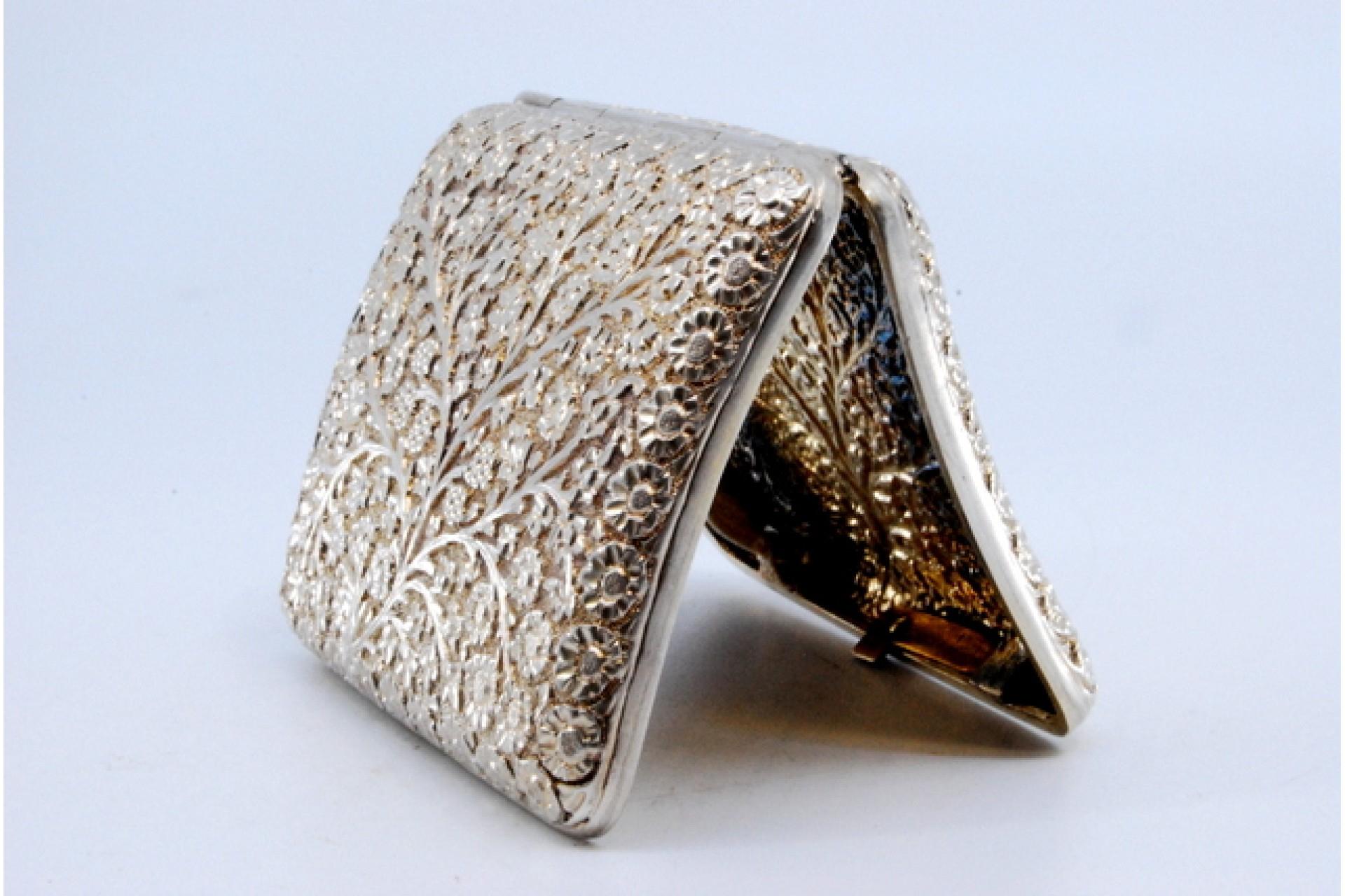 Curved silver cigarette case with flower and branch reliefs For Sale 2