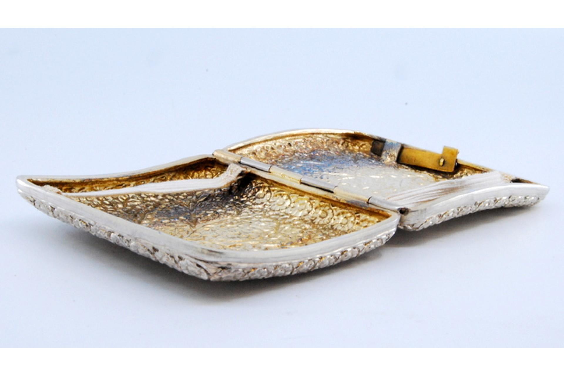 Curved silver cigarette case with flower and branch reliefs For Sale 3