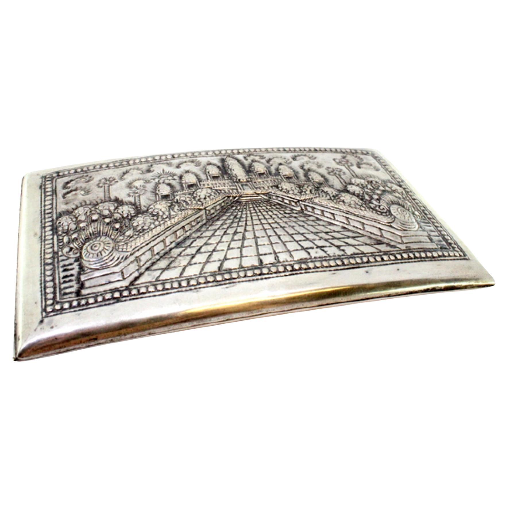 Gewölbtes silbernes Zigarettenetui mit dem Taj Mahal in Perlmuttrandprägung im Angebot