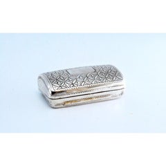 Curved silver-gold vinaigrette box with engraved lid, George III period