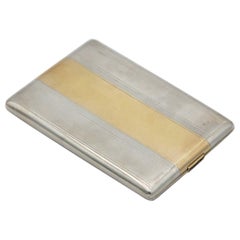 Geschwungene Schnupftabakdose aus Silber mit floralen Motiven