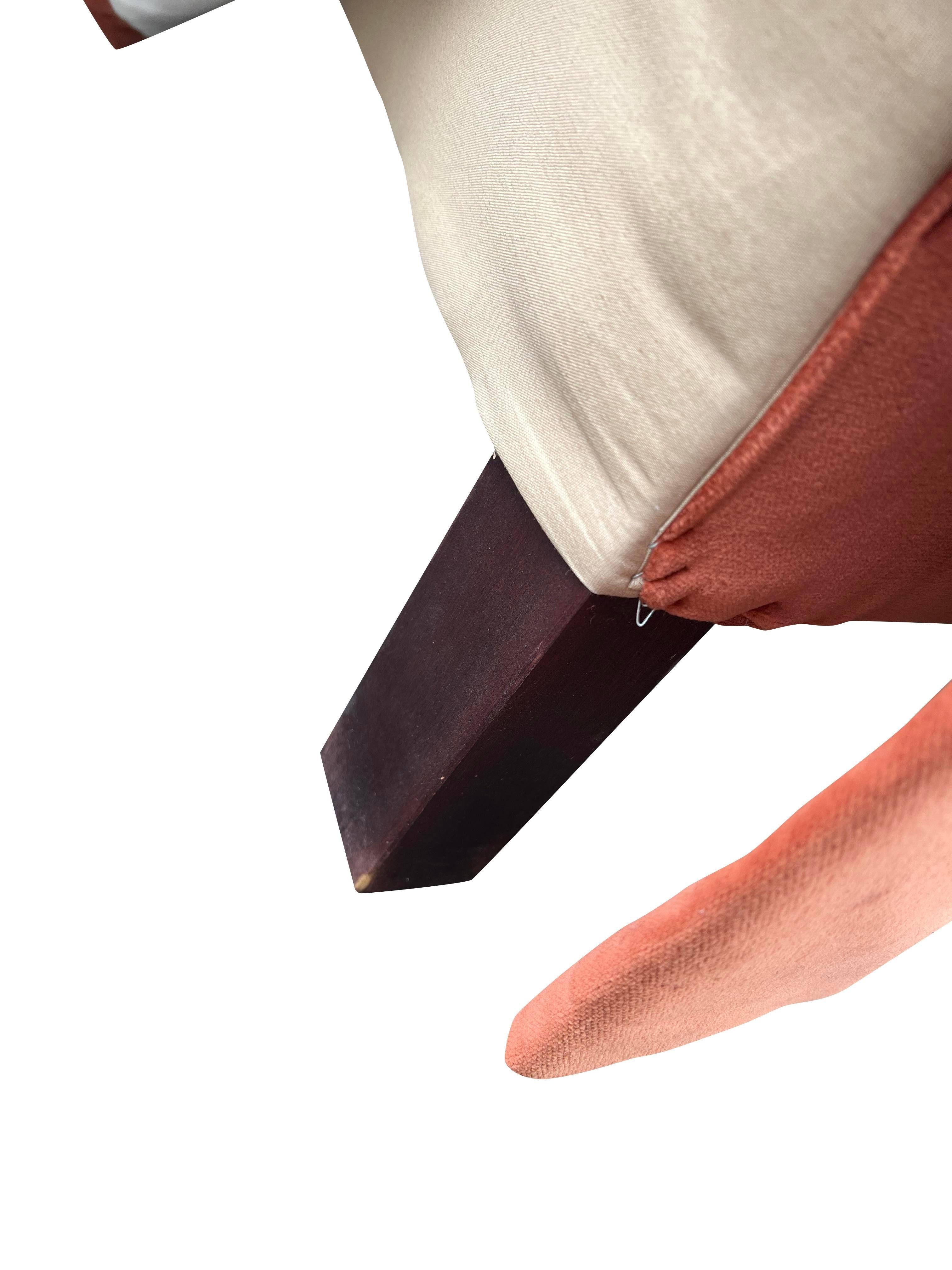 Divano con gonna curva in mohair e velluto a tre posti in arancione scuro in vendita 6