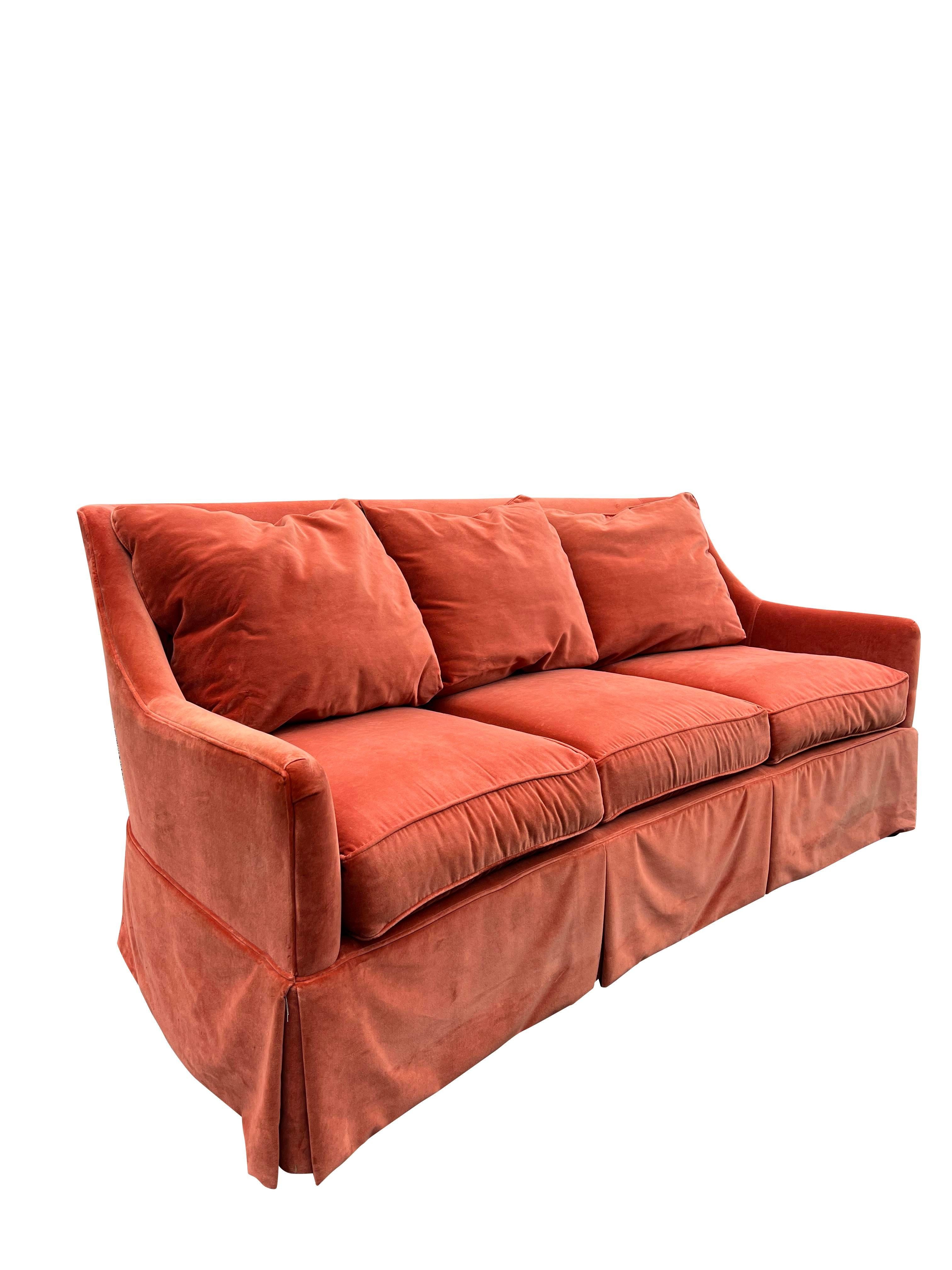 Americano Divano con gonna curva in mohair e velluto a tre posti in arancione scuro in vendita