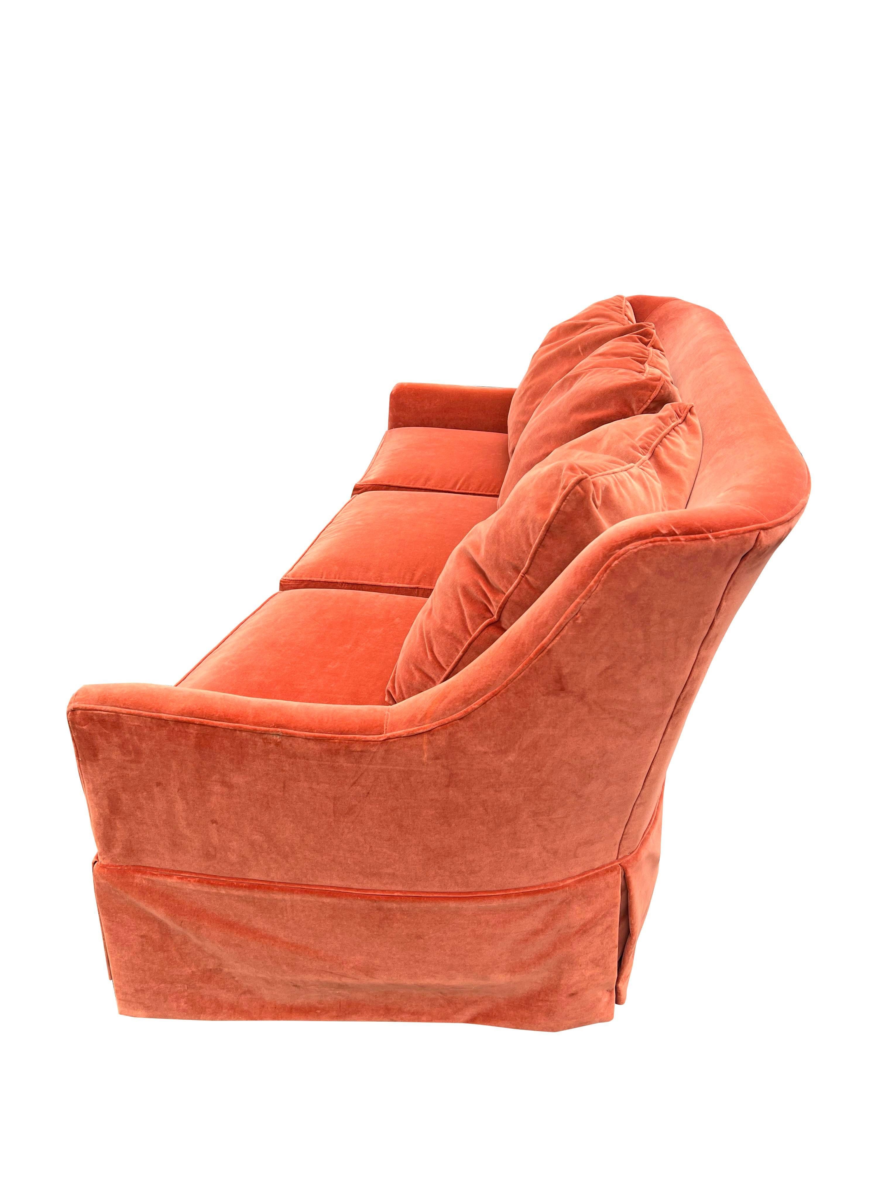 Divano con gonna curva in mohair e velluto a tre posti in arancione scuro In condizioni buone in vendita a Saddle River, NJ