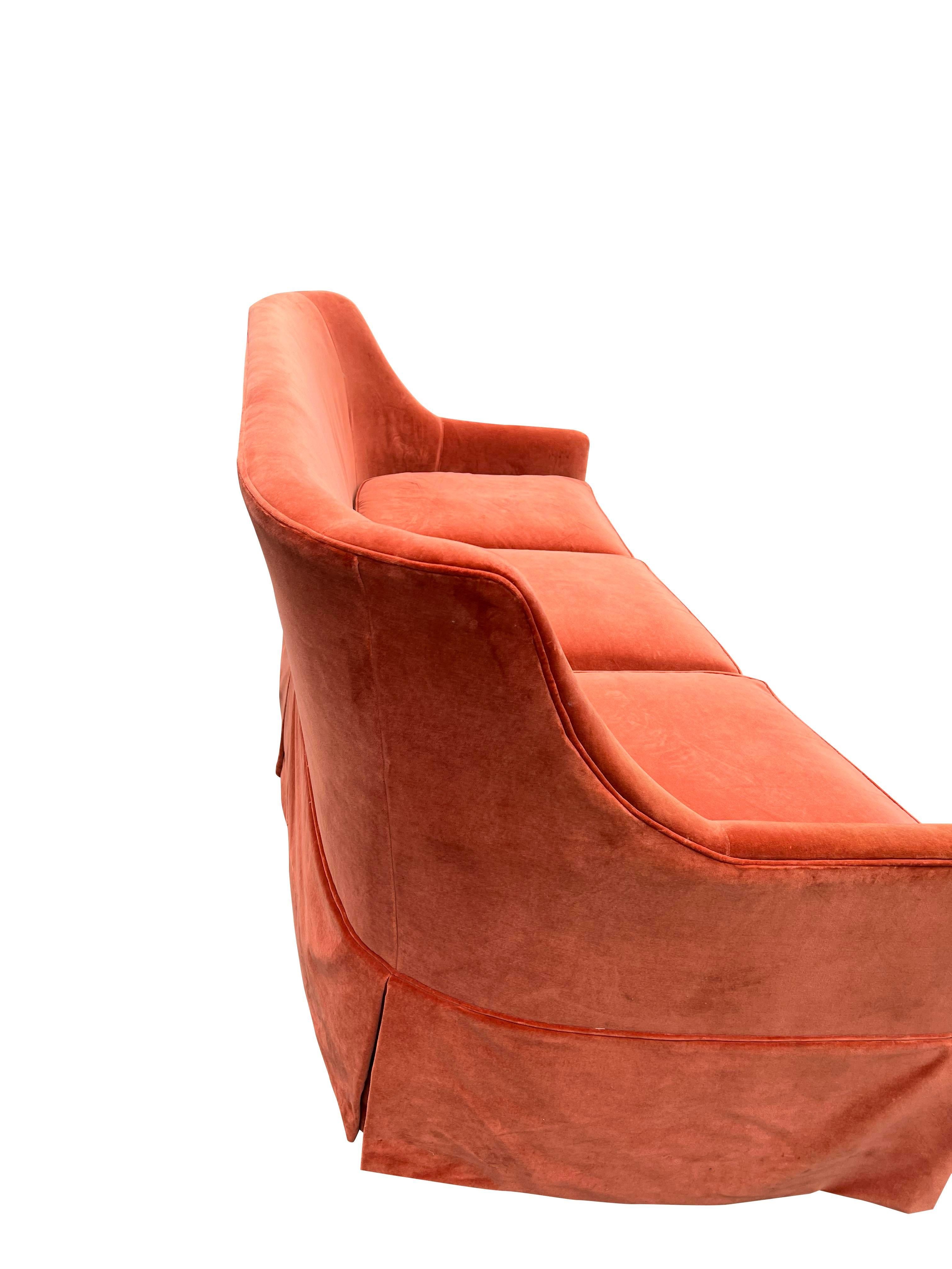 Fine XX secolo Divano con gonna curva in mohair e velluto a tre posti in arancione scuro in vendita