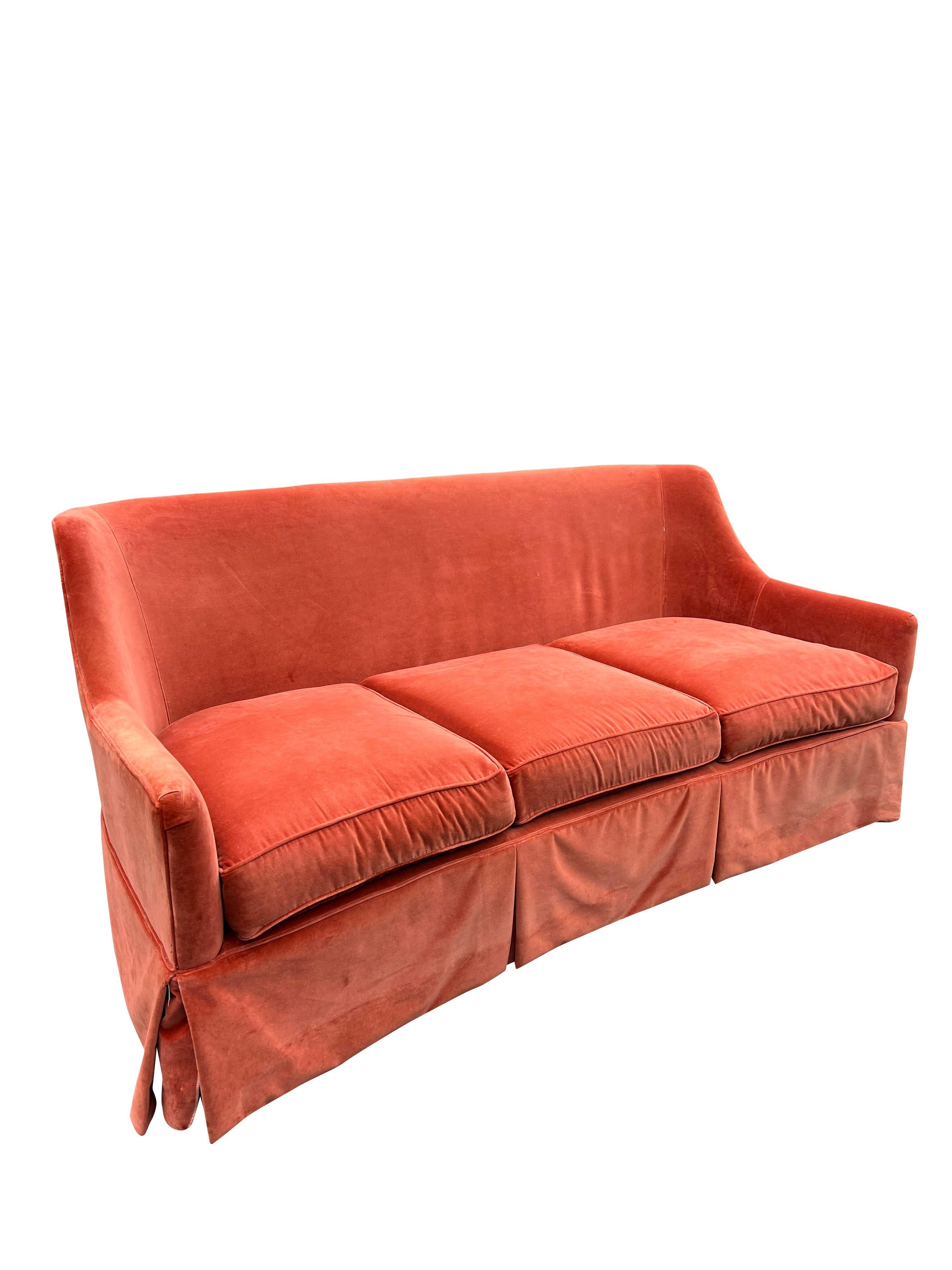 Velluto Divano con gonna curva in mohair e velluto a tre posti in arancione scuro in vendita