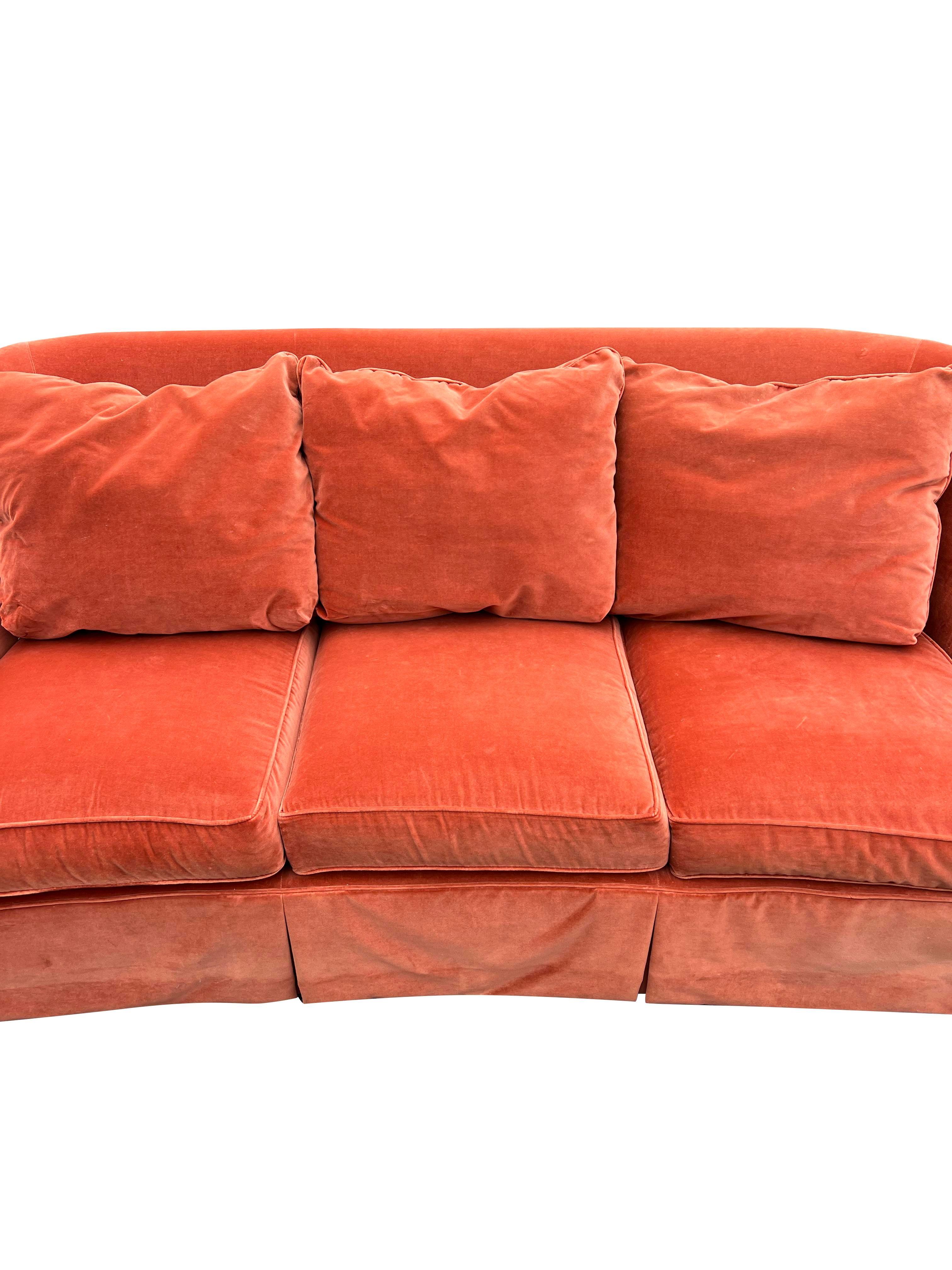 Divano con gonna curva in mohair e velluto a tre posti in arancione scuro in vendita 1